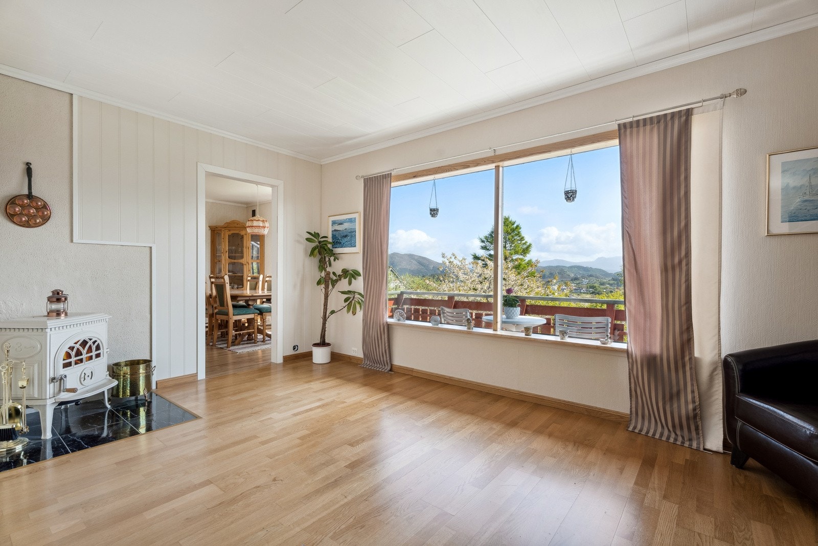 Store vindauge gjev fint lysinnslepp og flott utsyn. Galleribilde