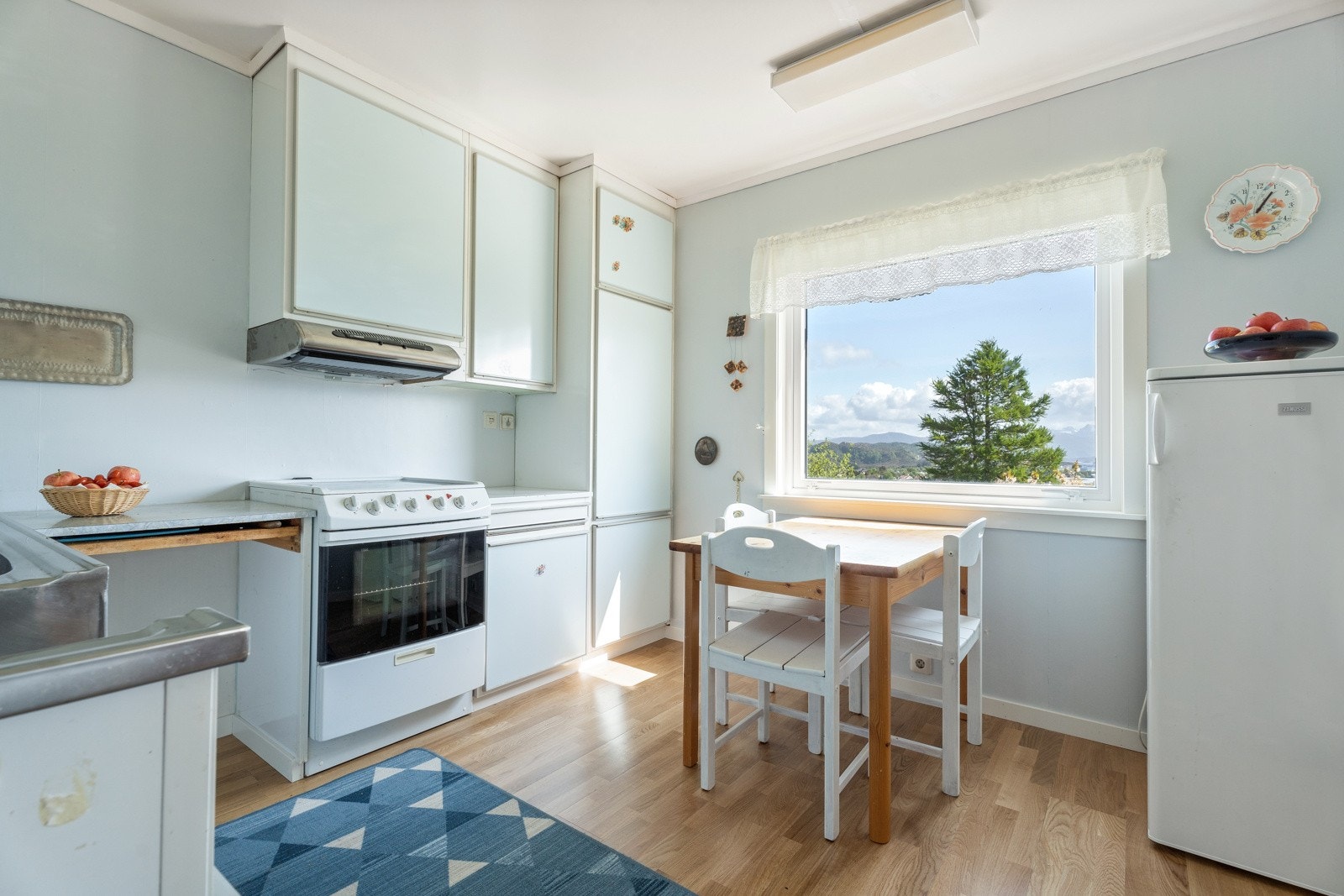 Kjøkken med original innreiing frå byggjeår. Spiseplassen er fint plassert ved vindauga. Galleribilde