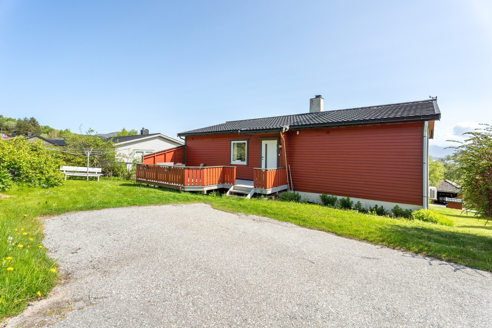 Enkel og fin tilkomst med asfaltert innkøyrsel. Galleribilde