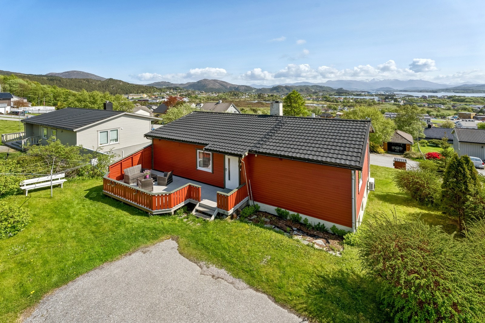 Det gjer at bustaden har lite innsyn og fantastisk fin utsikt! Galleribilde