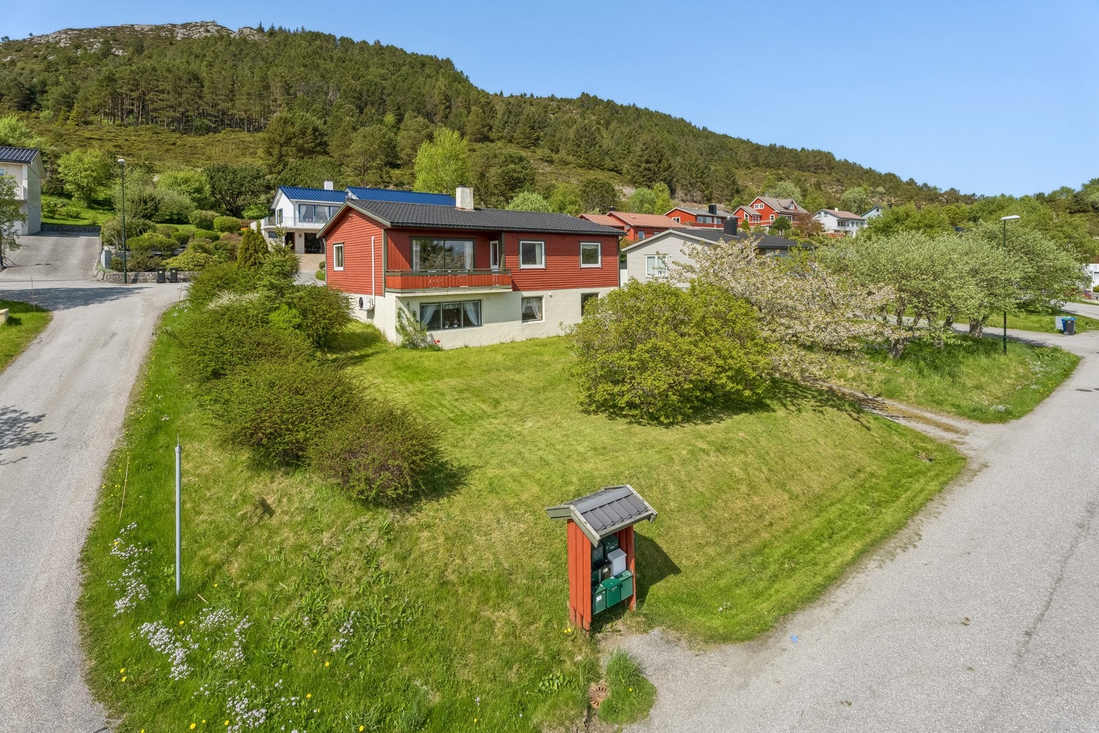 Bustaden ligg luftig og høgt til på sørvendt og solrik tomt. Galleribilde