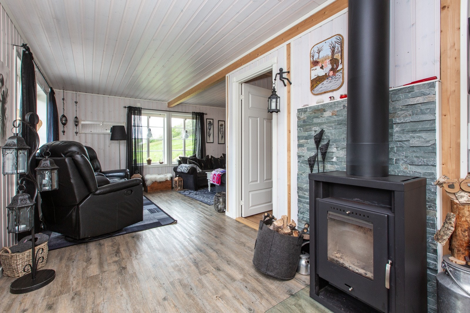 Vedfyring gir god varme i hele hytta Galleribilde