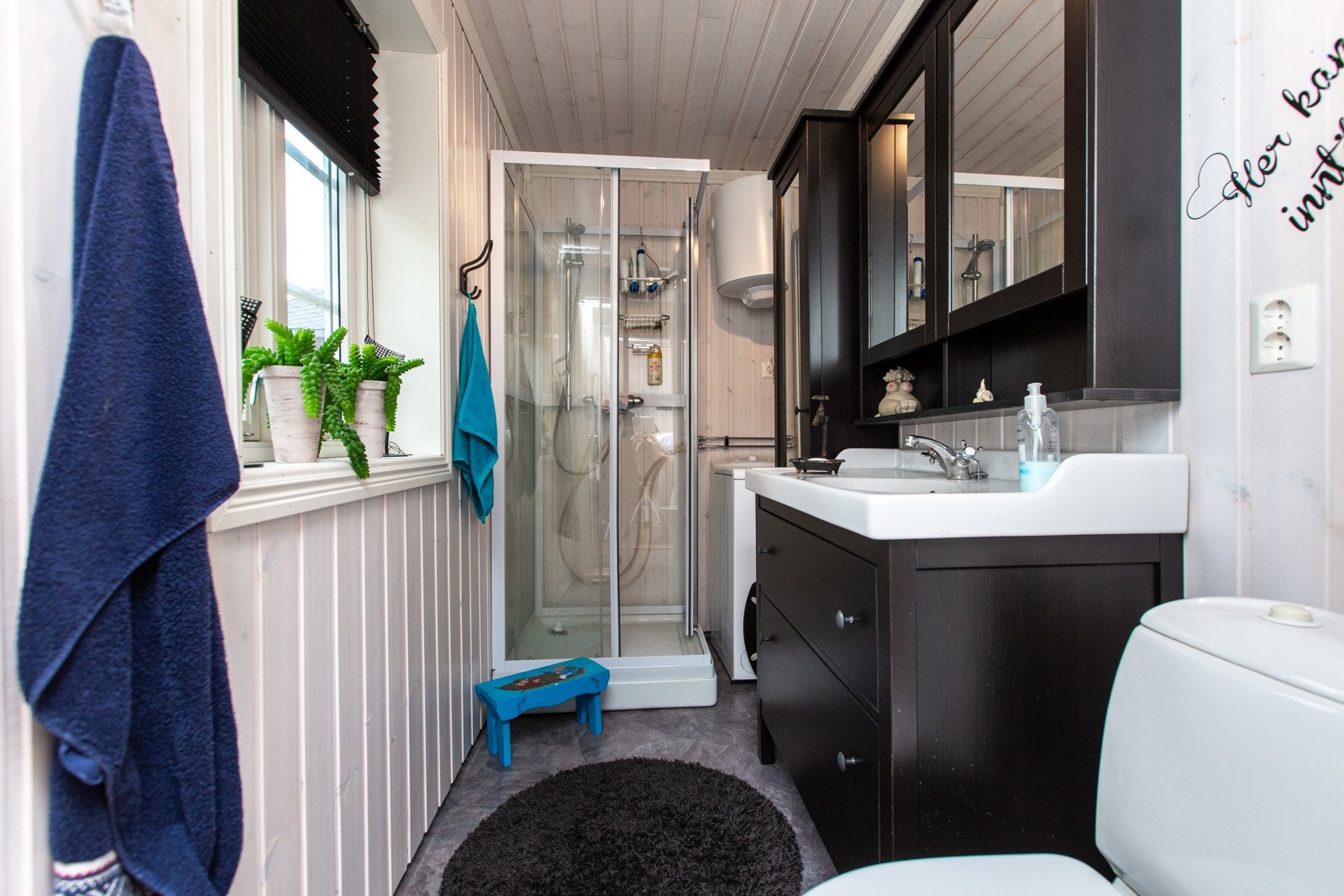 Bad med dusj, vaskeservant, wc og opplegg for vaskemaskin Galleribilde