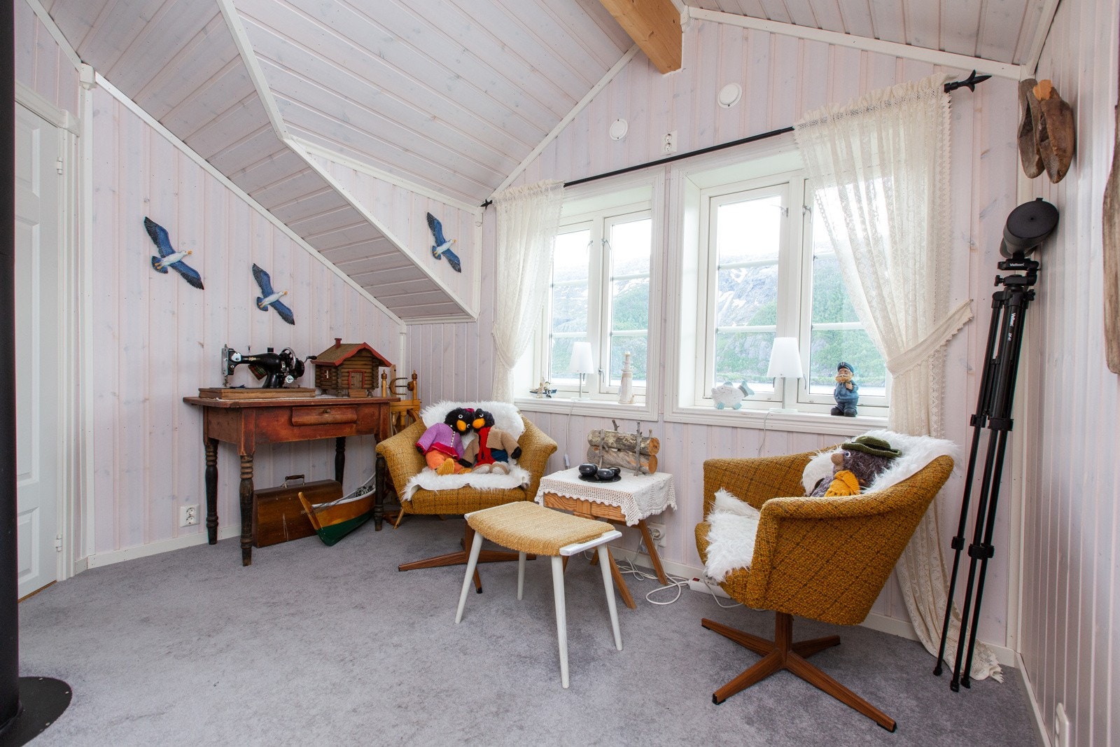 Plass for godstoler eller en sofa, kanskje dette kan bli ditt nye hjemmekontor Galleribilde