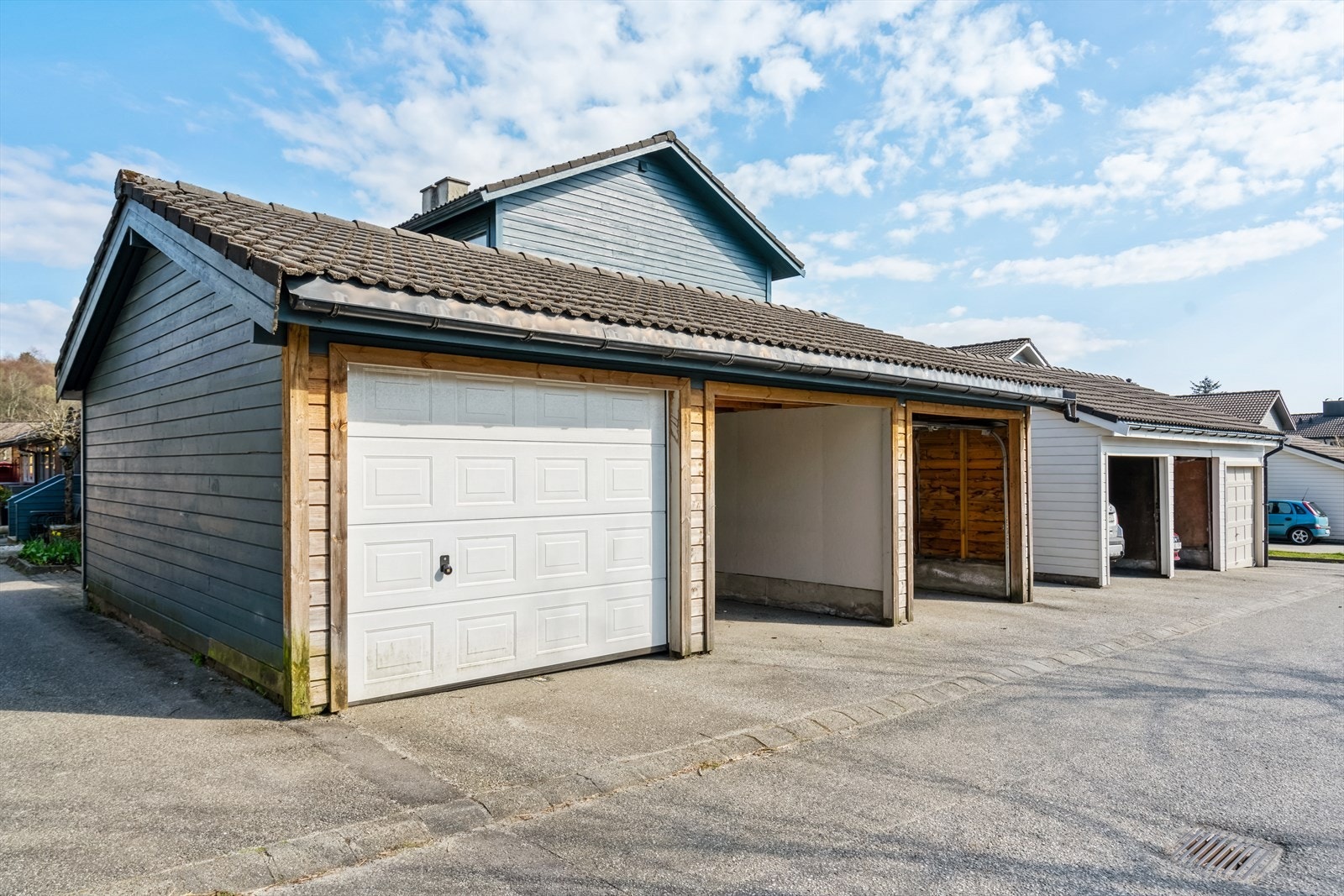 Det er oppført garasjerekke på kommunal tomt i kort gangavstand til boligen. Boligens eier disponerer garasje her, men det er ikke nedtegnet/tinglyst rett til denne garasjen så vidt megler bekjent. Galleribilde