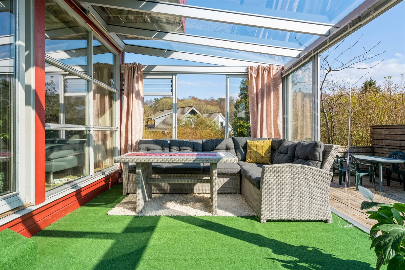 Terrassen er en stor bonus ved eiendommen! Galleribilde