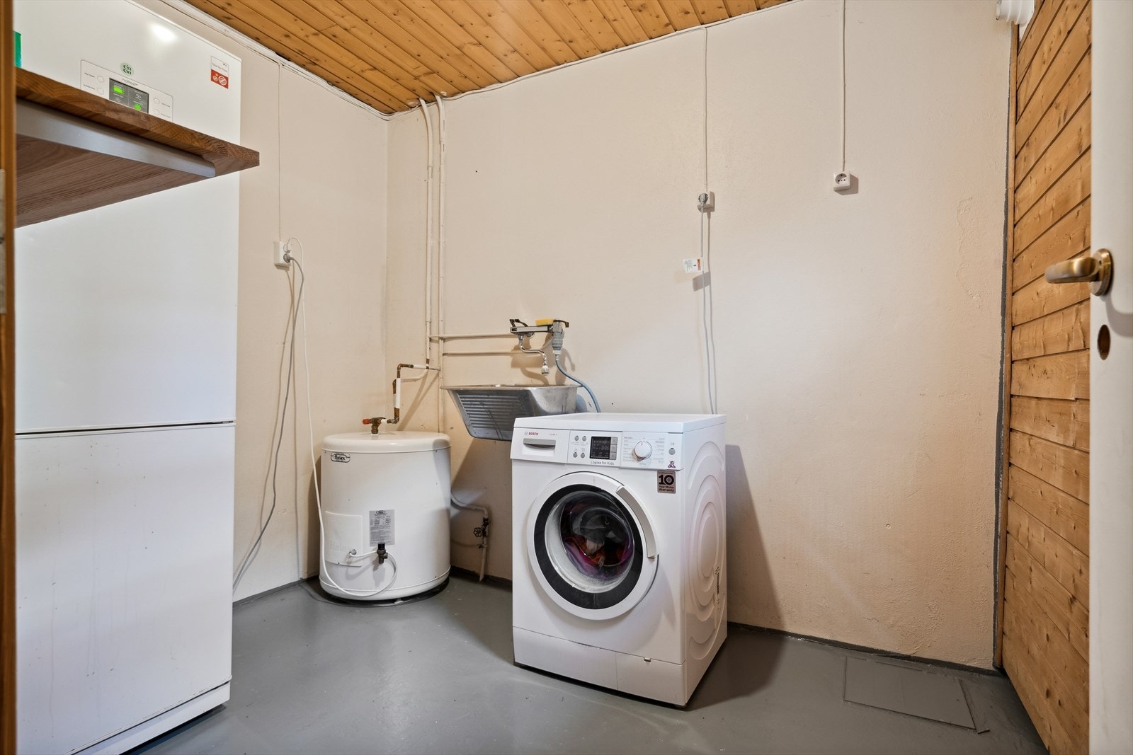 I underetasjen finner dere et romslig vaskerom fra byggeår. Våtrommet har fått TG3 og må totalrenoveres. Galleribilde