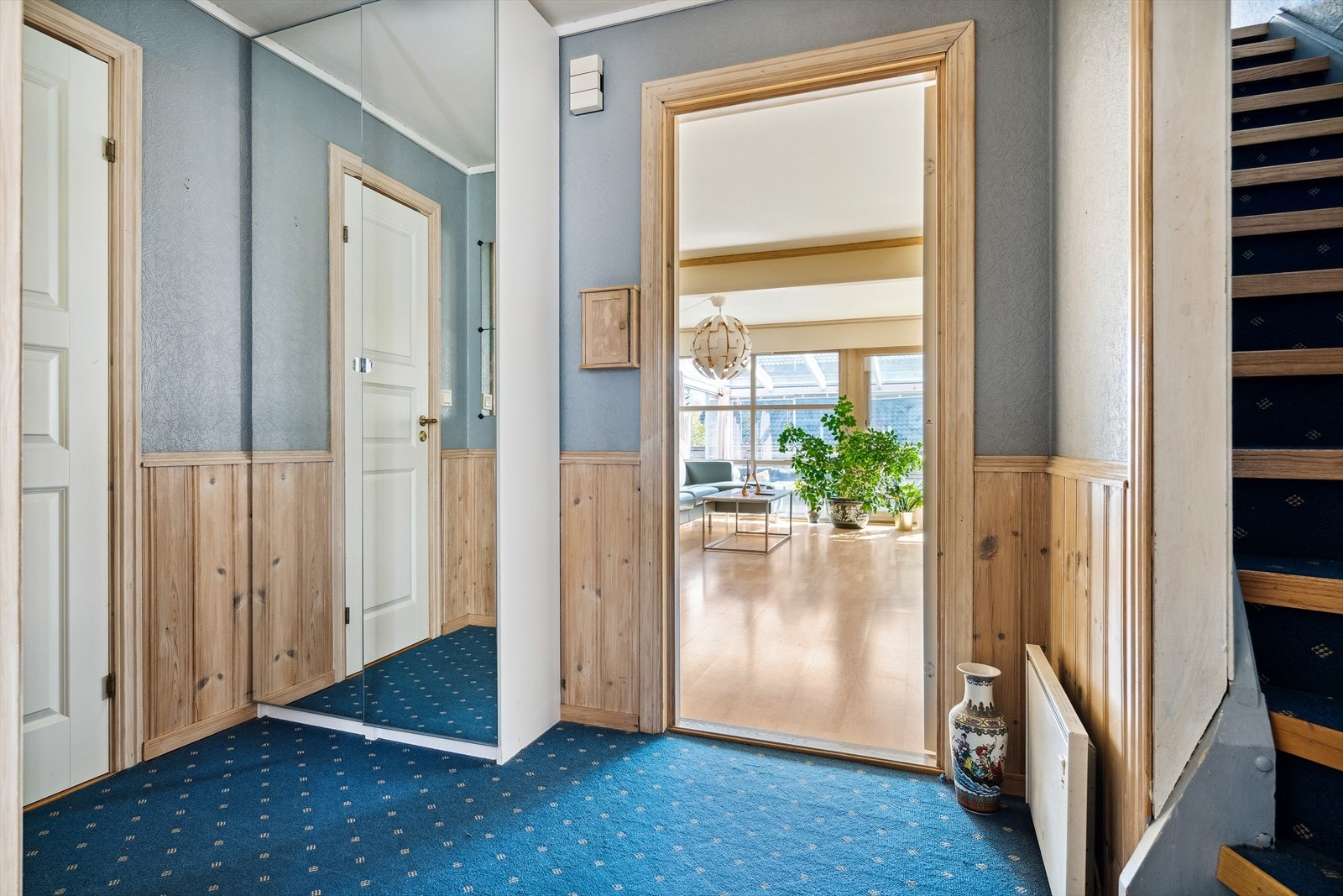 Videre ankommer dere gang med trapp opp til 2. etasje og adkomst til praktisk gjeste-WC. Galleribilde