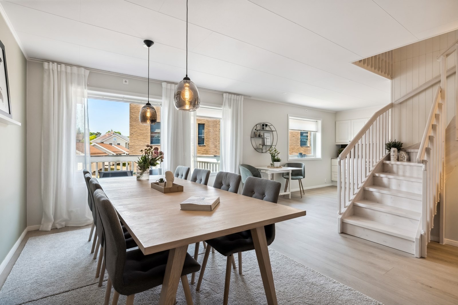 Romslig stue med kjøkken i åpen løsning. Galleribilde