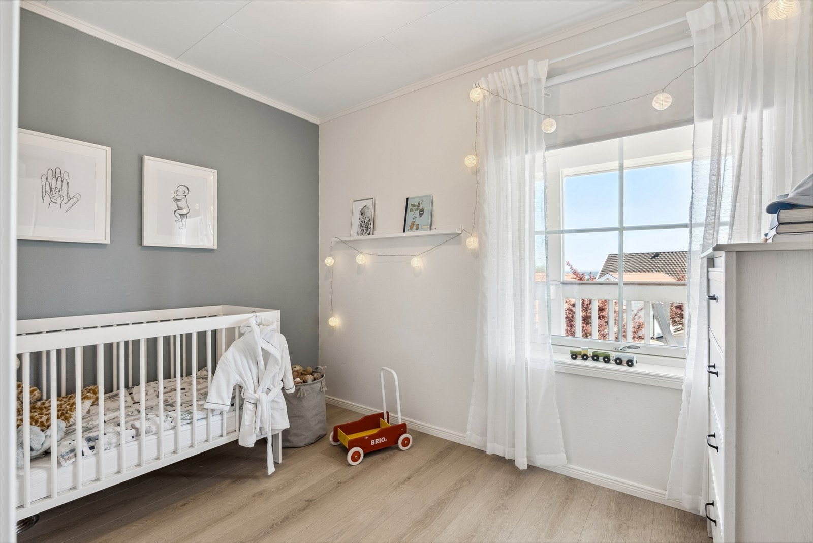 Soverom nr 2, her det det også noe utsikt mot sjøen. Galleribilde