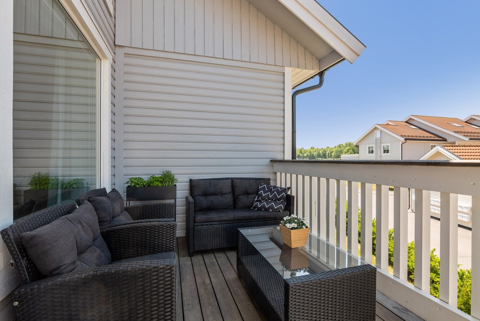 Fin plass til sittegruppe på den vestvendte verandaen. Galleribilde