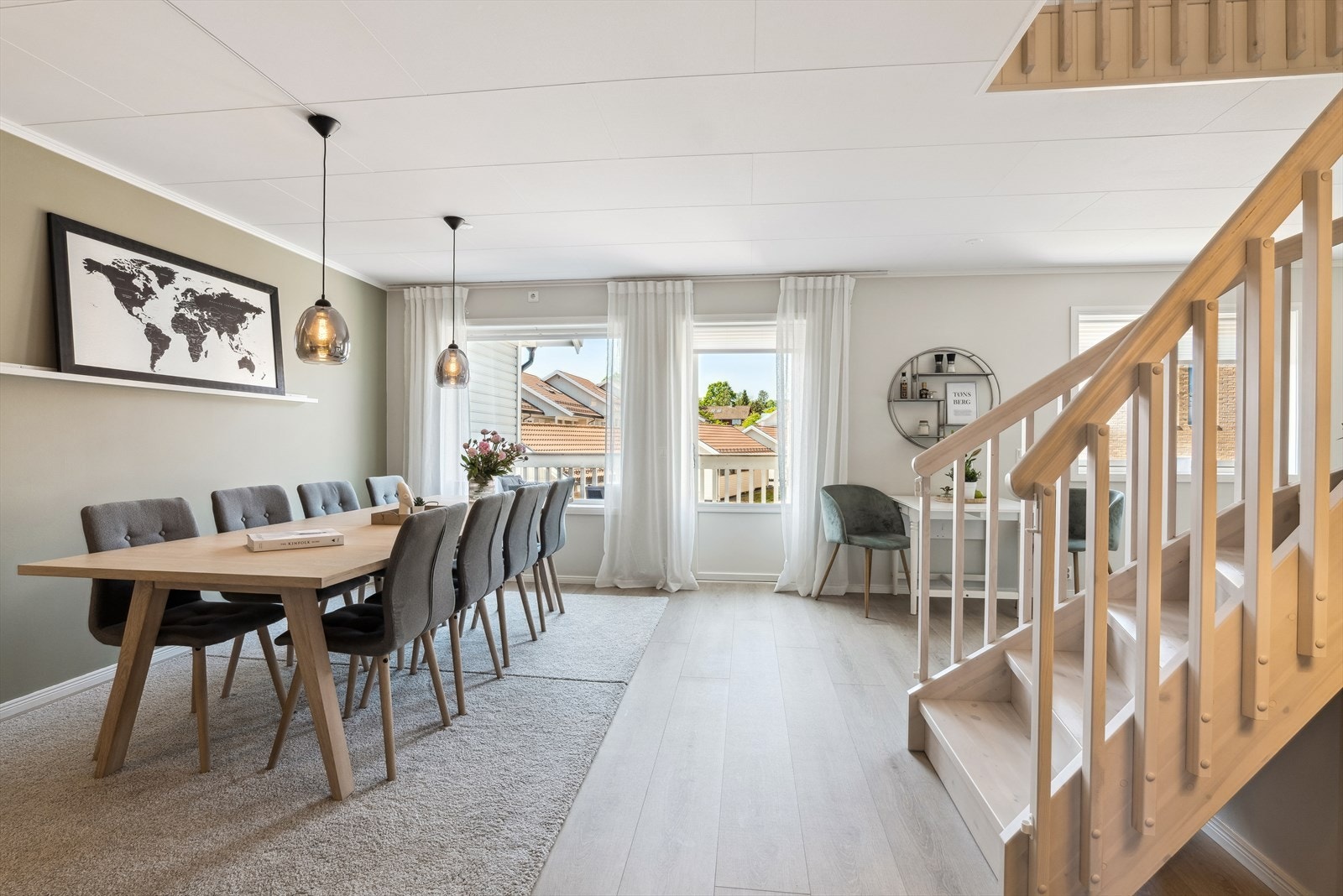 Her har man plass til en stor spisestue, samt frokostbord ved kjøkkenet. Galleribilde