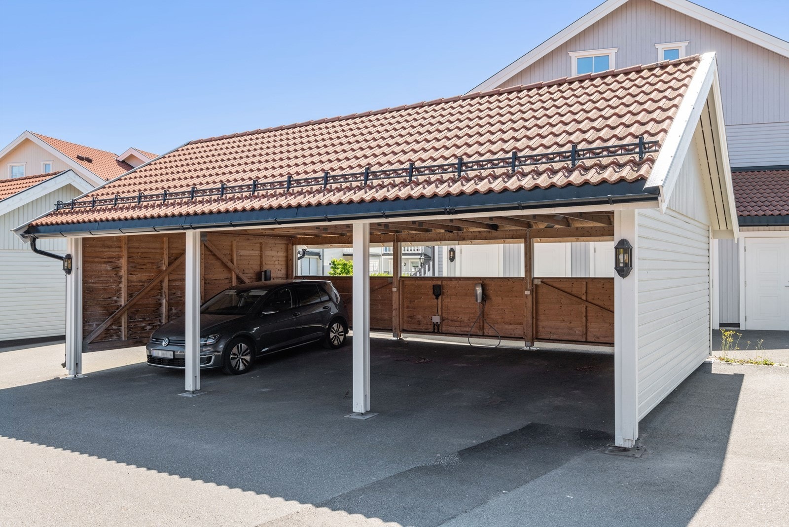 Carport med el-billader. Galleribilde