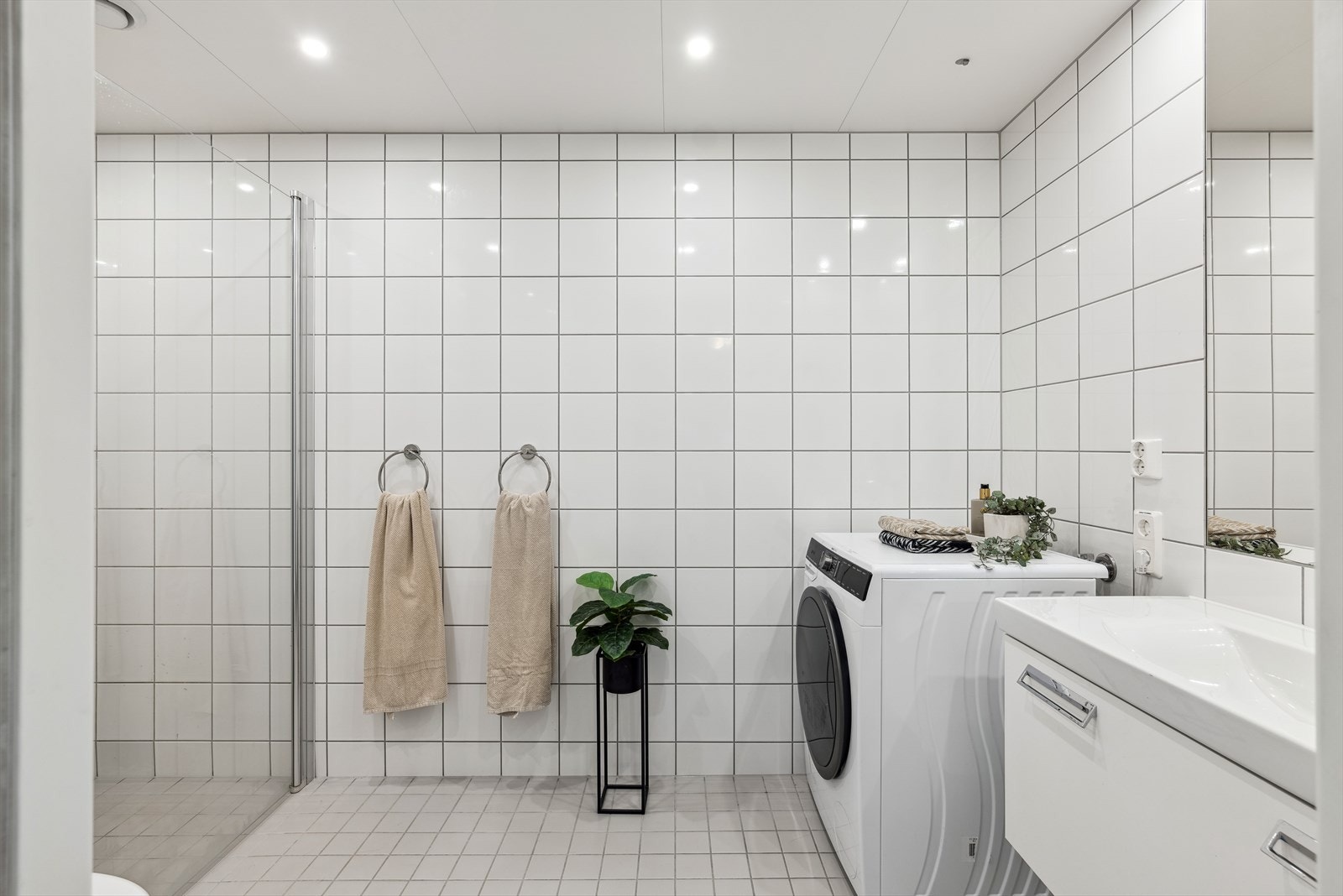 Helfliset bad i 2 etasje med dusjnisje, wc, vask og opplegg for vaskemaskin. Galleribilde