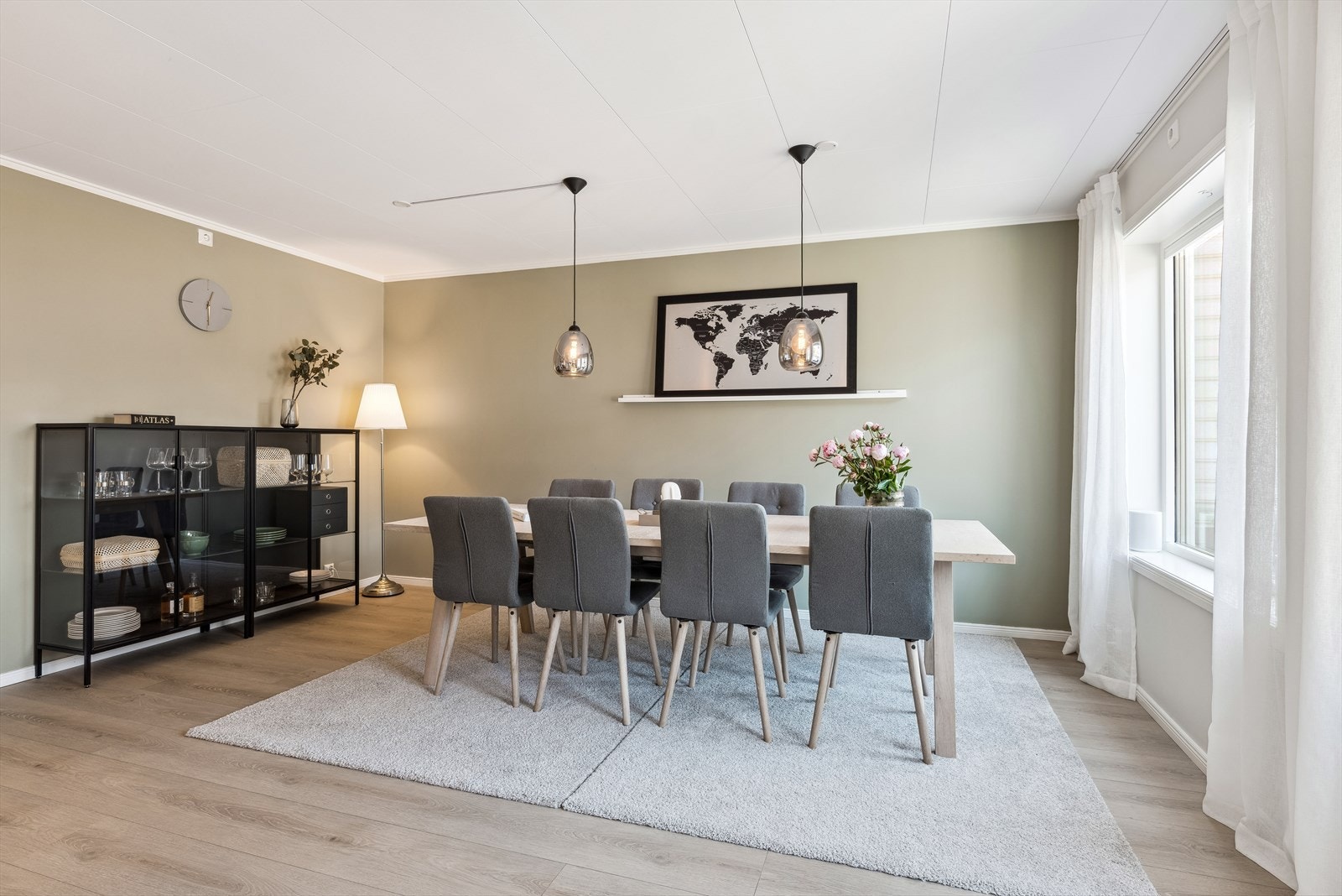 Fra stuen er det utgang til den vestvendte verandaen. Galleribilde