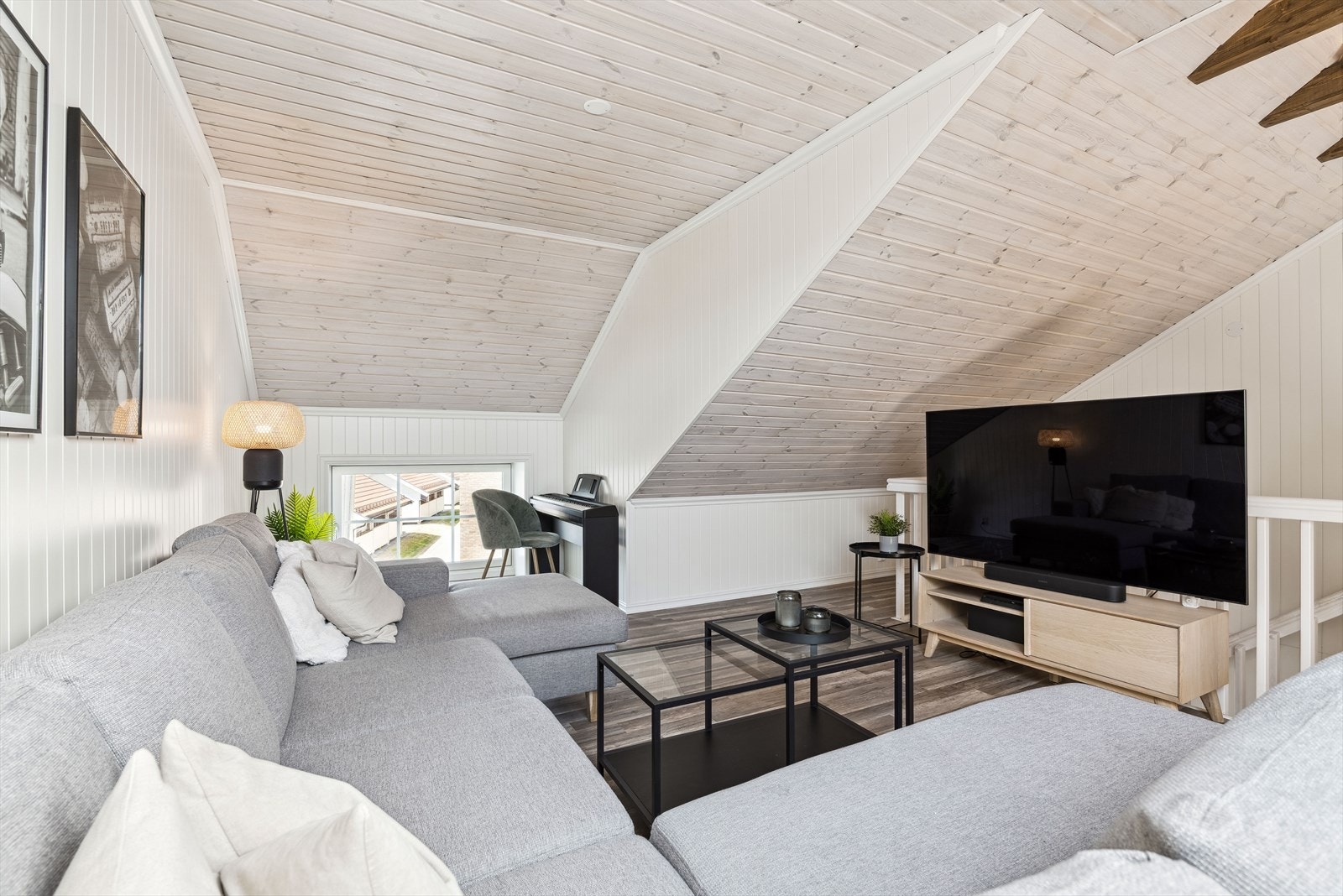 Den romslige loftstuen er innredet i 2017/18. Galleribilde