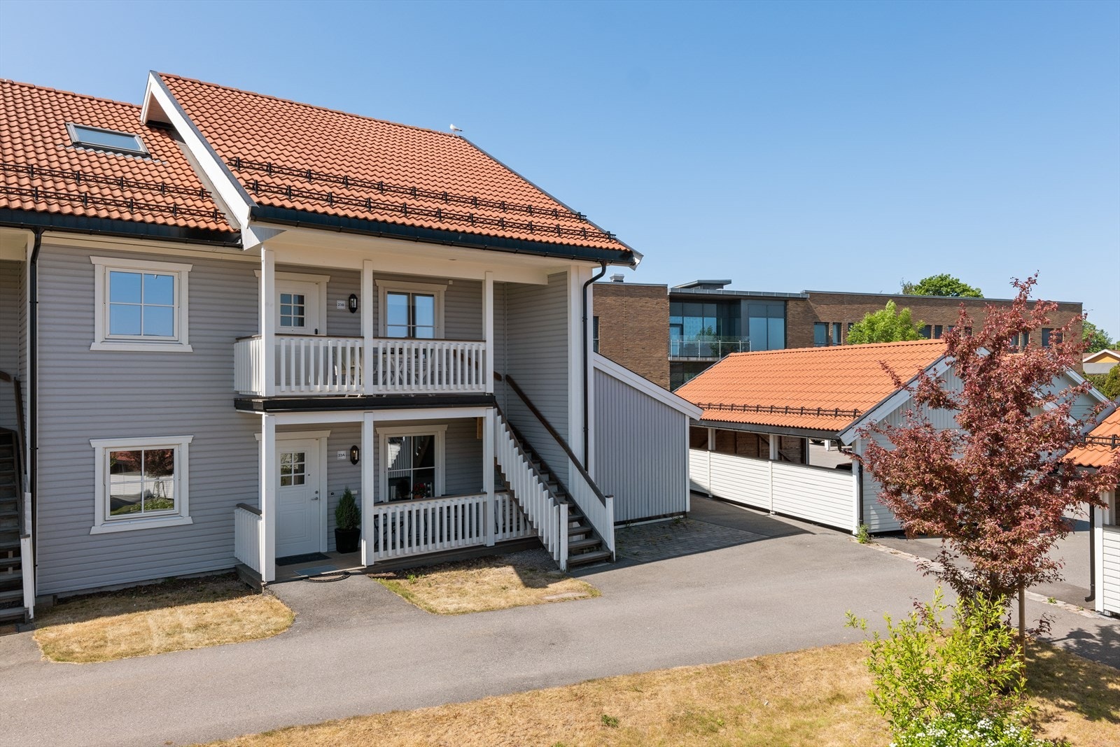 Leiligheten ligger i ende i 2 og 3 etasje med eget overbygget inngangsparti. Galleribilde