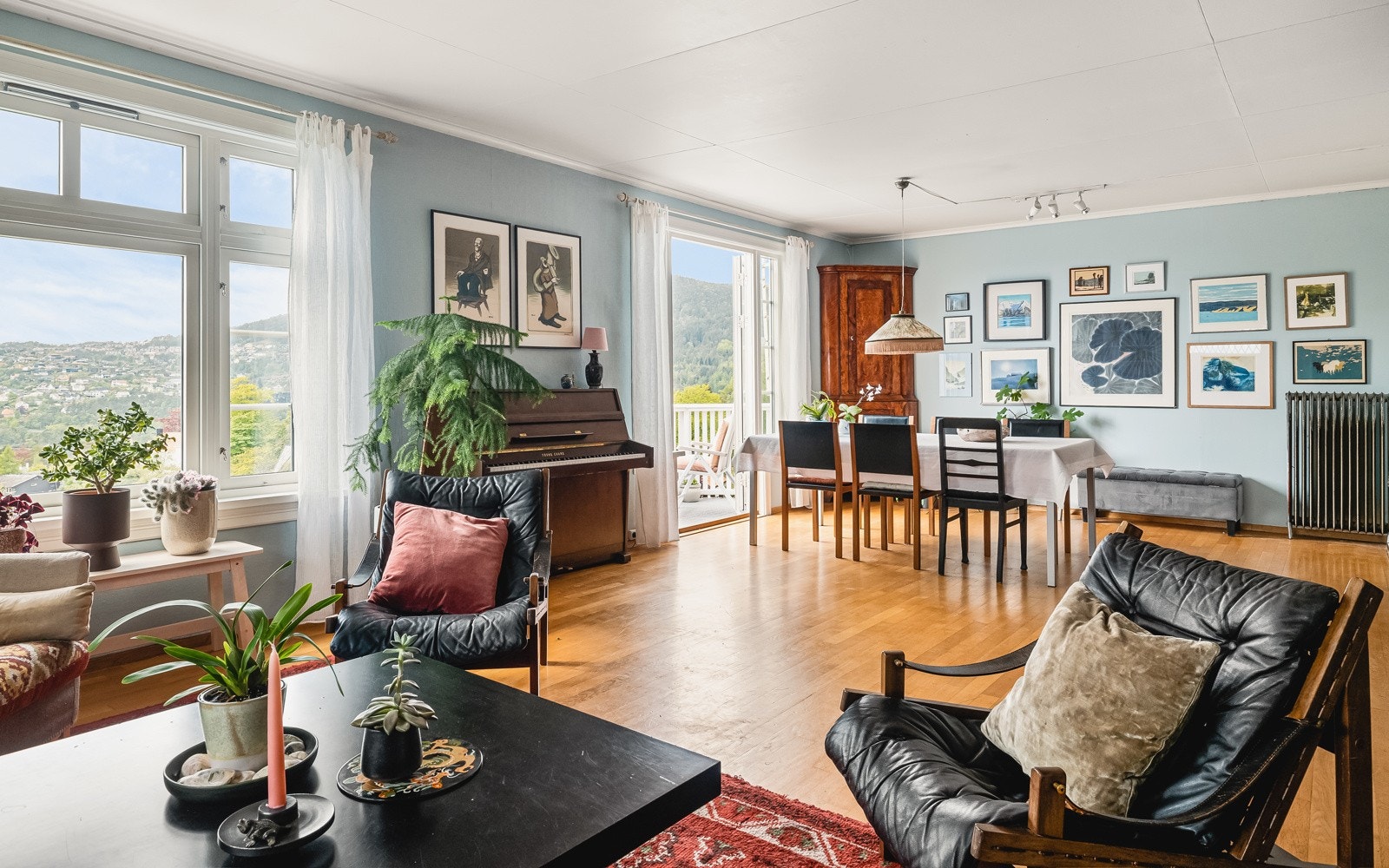 Stor og romslig stue med god takhøyde. Galleribilde