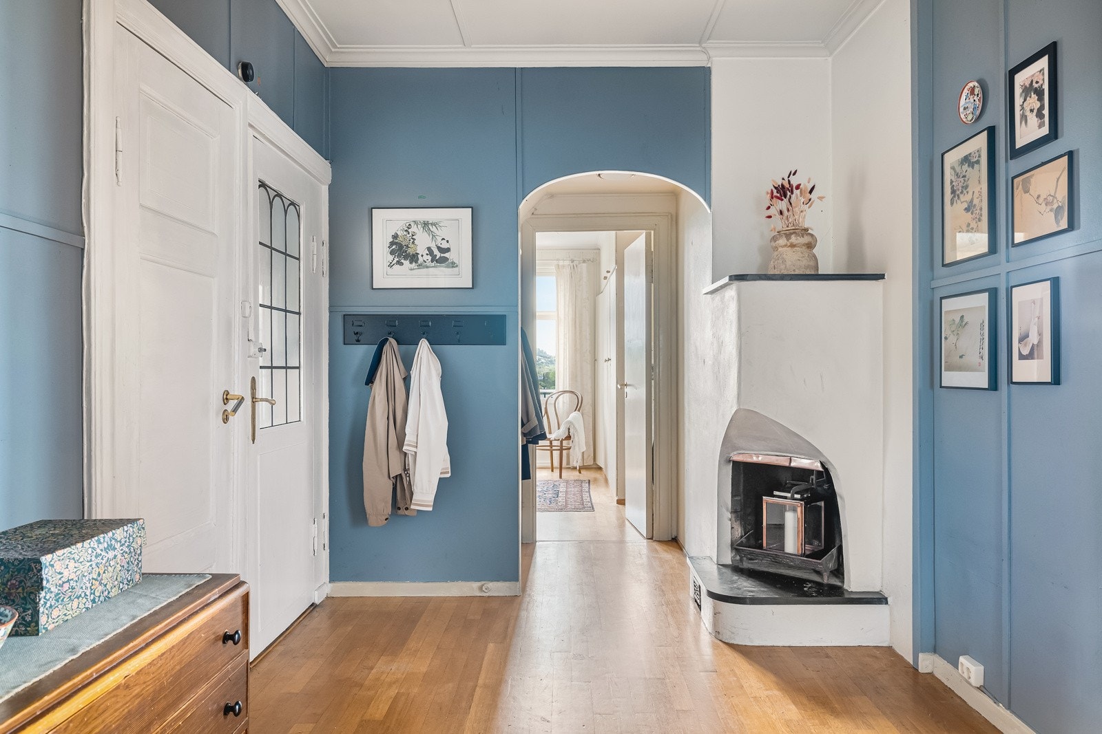 Romlig gang med garderobe og vedovn. Galleribilde