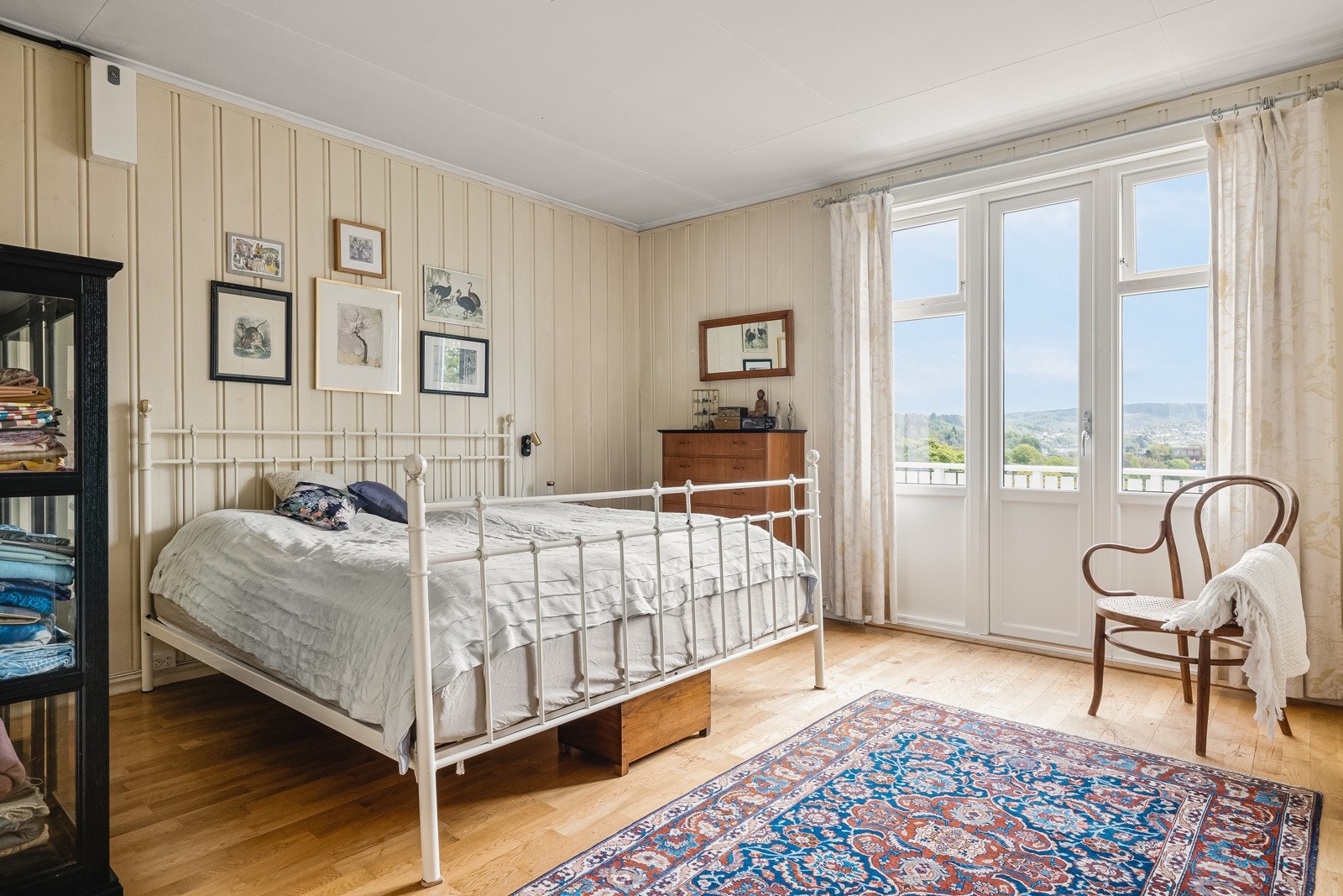 Nydelig soverom med egen balkong. God garderobe. Galleribilde