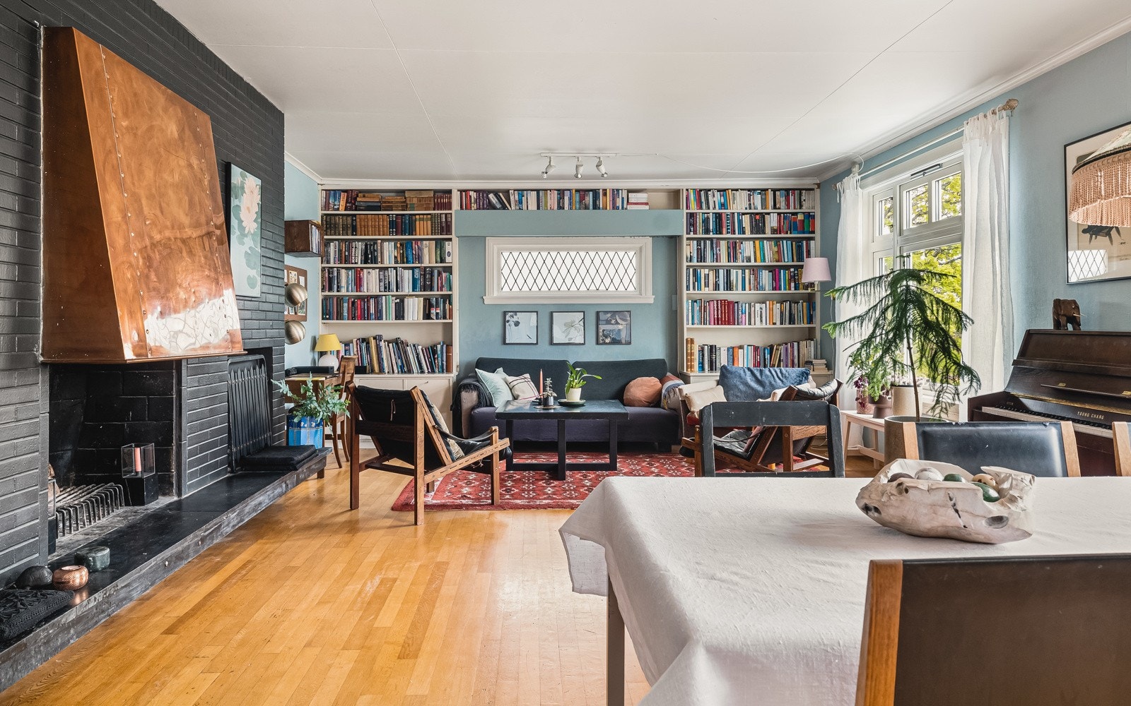 Stilfull og stor stue med plassbygde detaljer, originalt gulv og stilfull åpen peis. Galleribilde