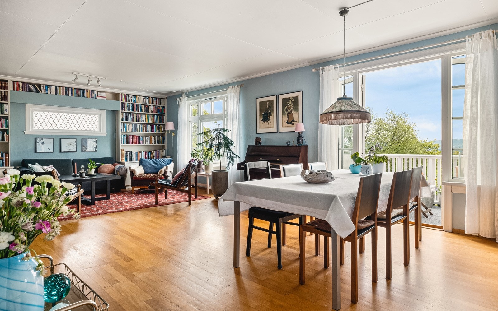 Fra stuen er det utgang til vestvendt balkong med sol og utsikt. Galleribilde