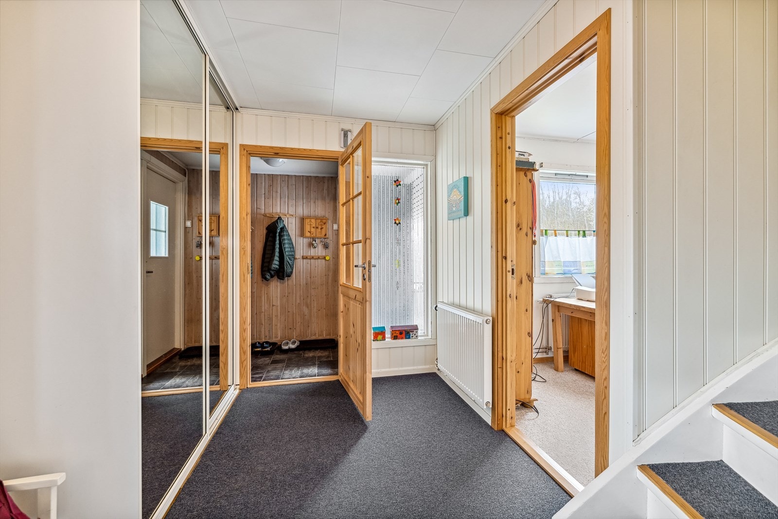 Hall med skyvedørsgarderobe og adgang til øvrige rom Galleribilde