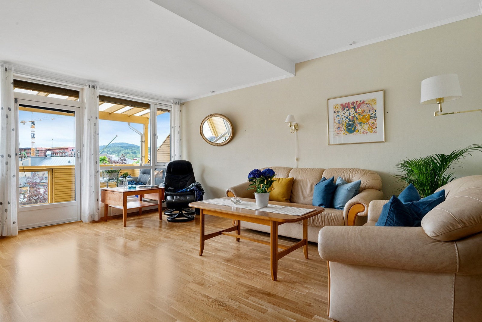 Leiligheten ligger i byggets 2. etasje. Det er både heis, parkeringsplass og sportsbod med leiligheten. Galleribilde