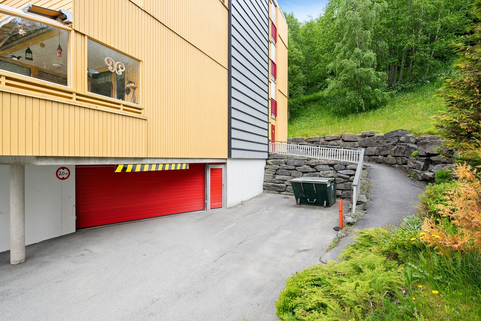 Innkjøring til parkeringskjeller. Det er godt med gjesteparkering på sameiets tomt. Galleribilde