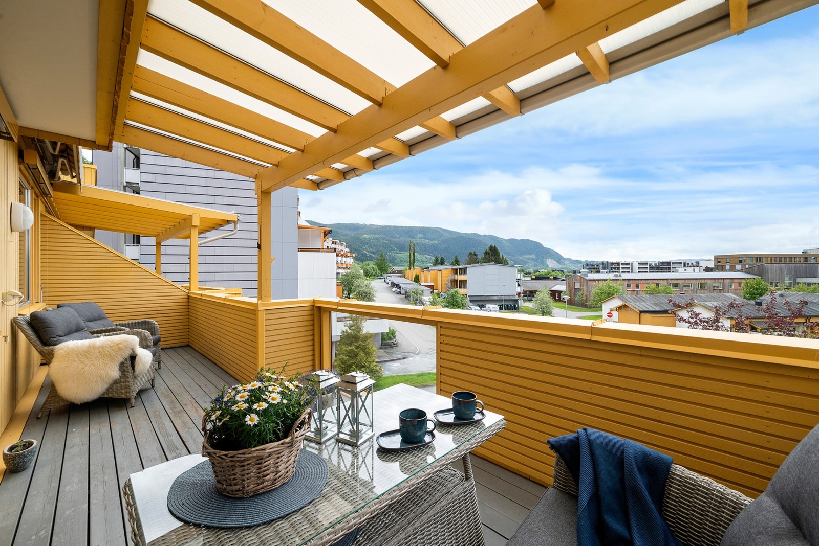 Flott utsikt og lite innsyn på balkongen. Galleribilde