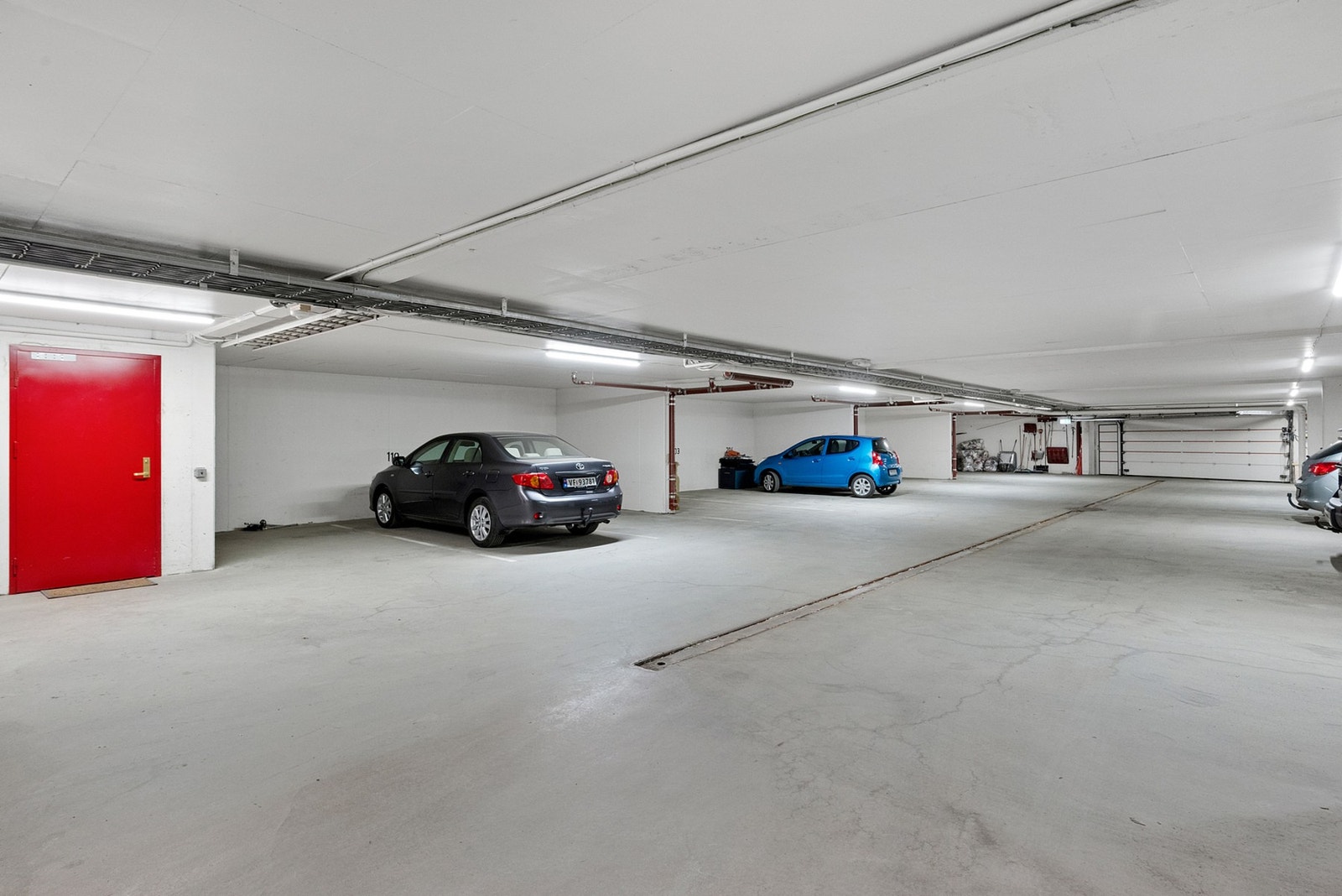 Bygget har parkeringskjeller hvor leiligheten har bruksrett på p-plass og sportsbod. Galleribilde