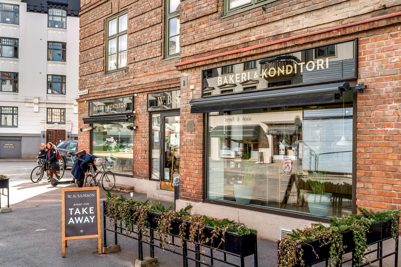 Like over gaten er WB Samson, hvor man kan nyte kaffe og søtbakst i vårsolen eller en steinovnsbakt pizza på ettermiddag- og kveldstid. Galleribilde