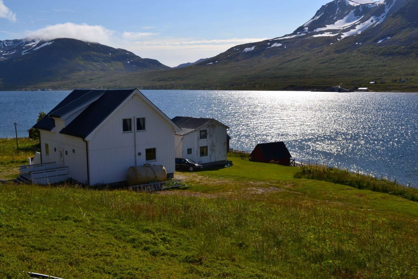 Velkommen til vakre Laukøya i Skjervøy kommune - Stor eiendom med godkjent reguleringsplan for videre utvikling av turistanlegg. Eiendommen består av flere parseller hvor det bl.a. er utarbeidet planer om 10 hyttetomter tiltenkt til utvidelse av havfisket Galleribilde