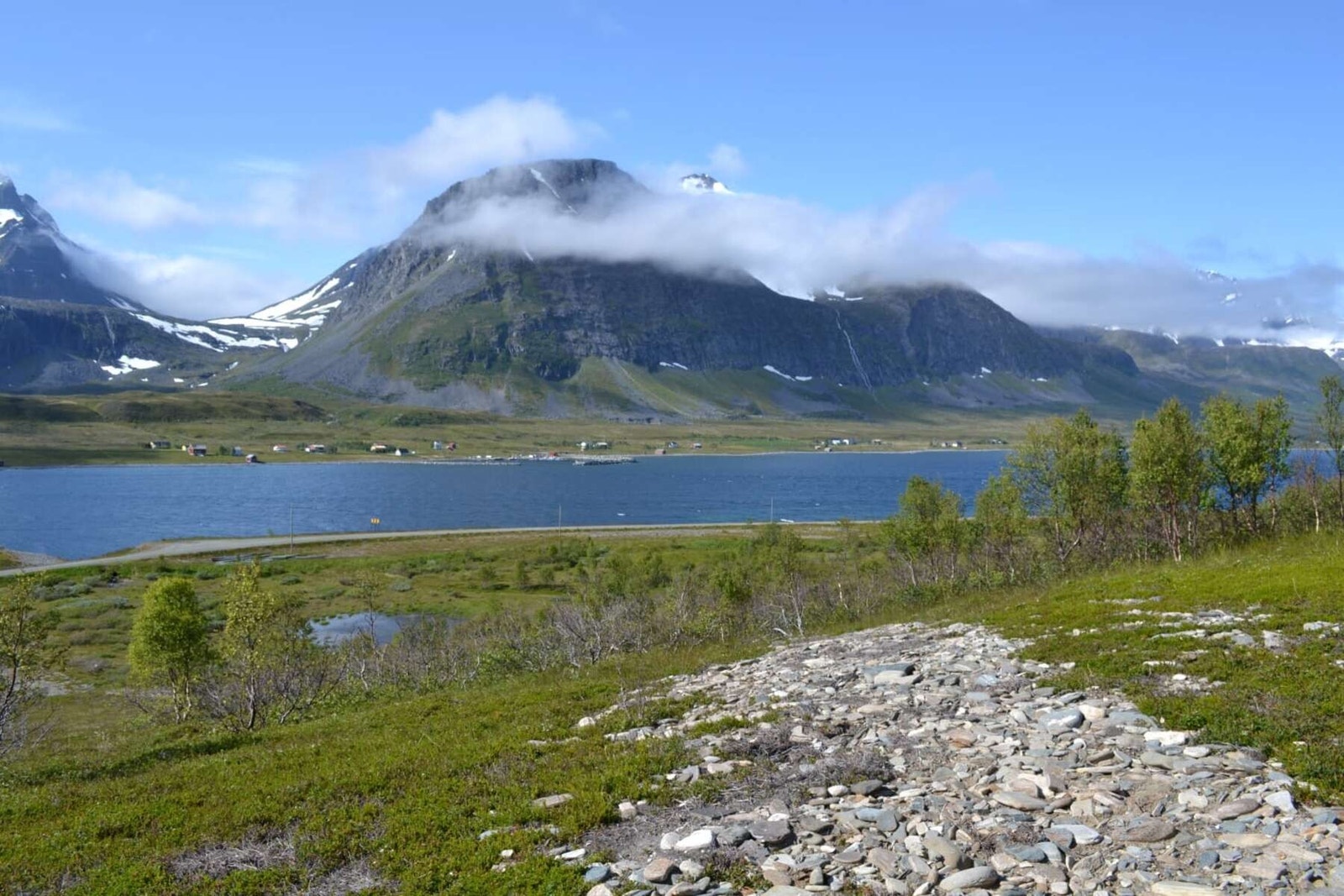 På øvre side av vegen er det regulert inn et hyttefelt Galleribilde