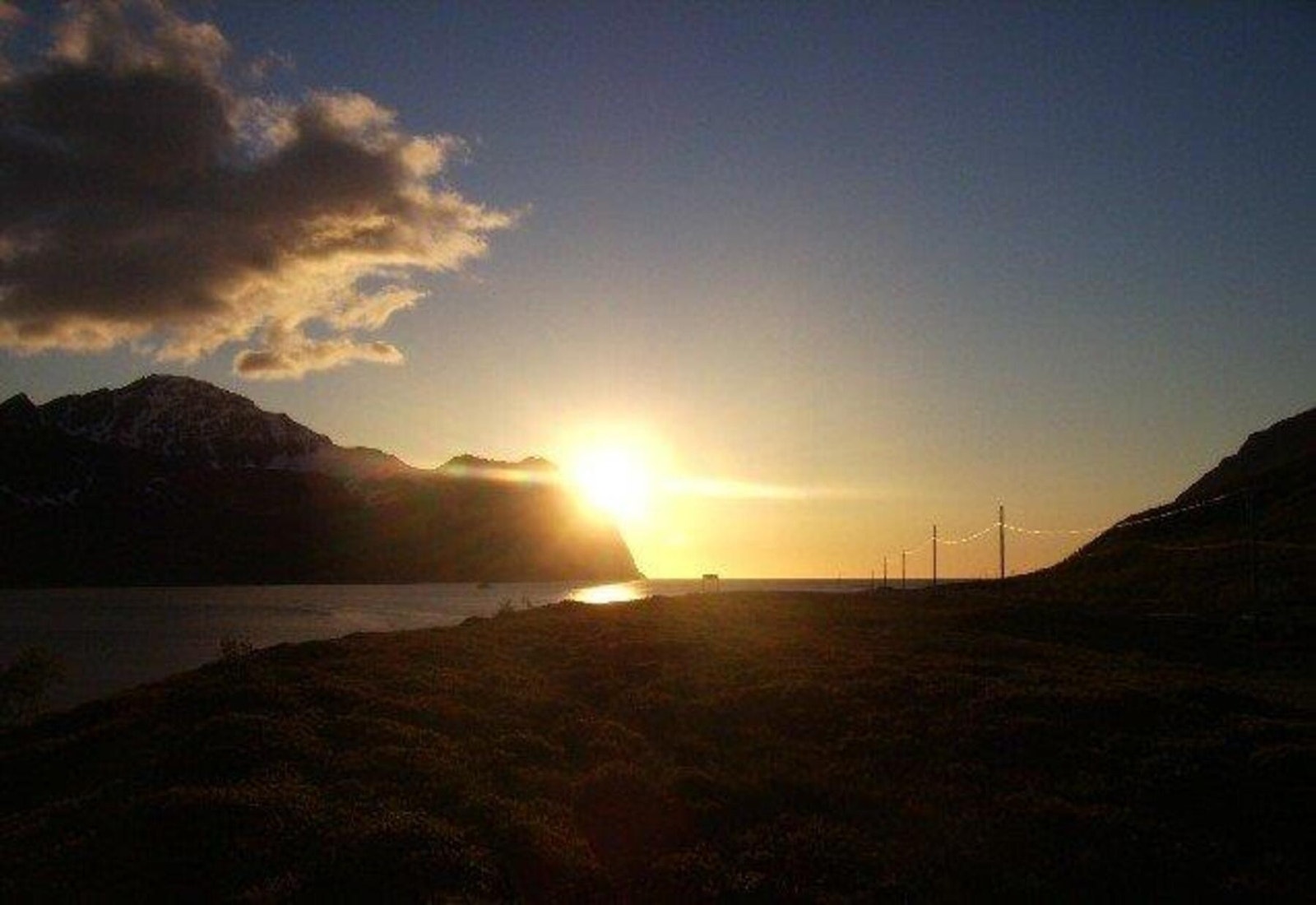 På enkelte tider av året kan du se sola gå ned i havet Galleribilde