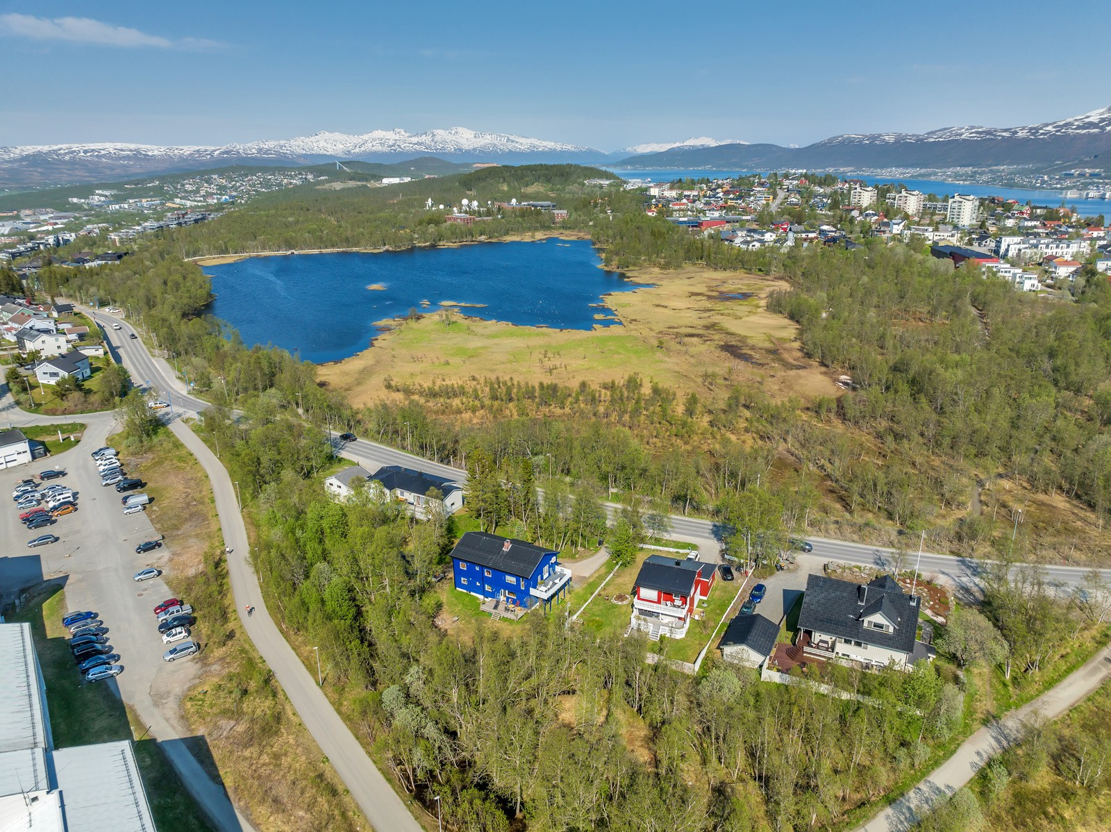 Boligen ligger i umiddelbar nærhet til Prestvannet og den populære lysløypa som strekker seg over store deler av Tromsøya.