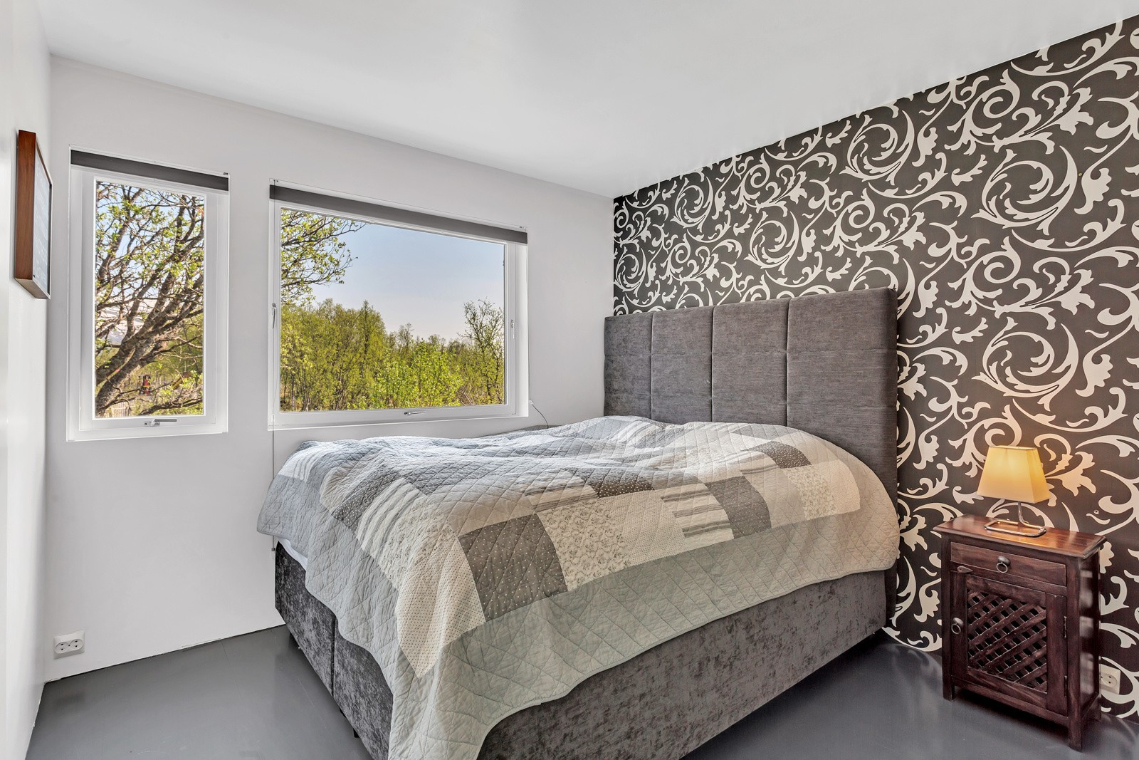 Boligens første soverom er av god størrelse med god plass til stor seng og klesoppbevaring.
