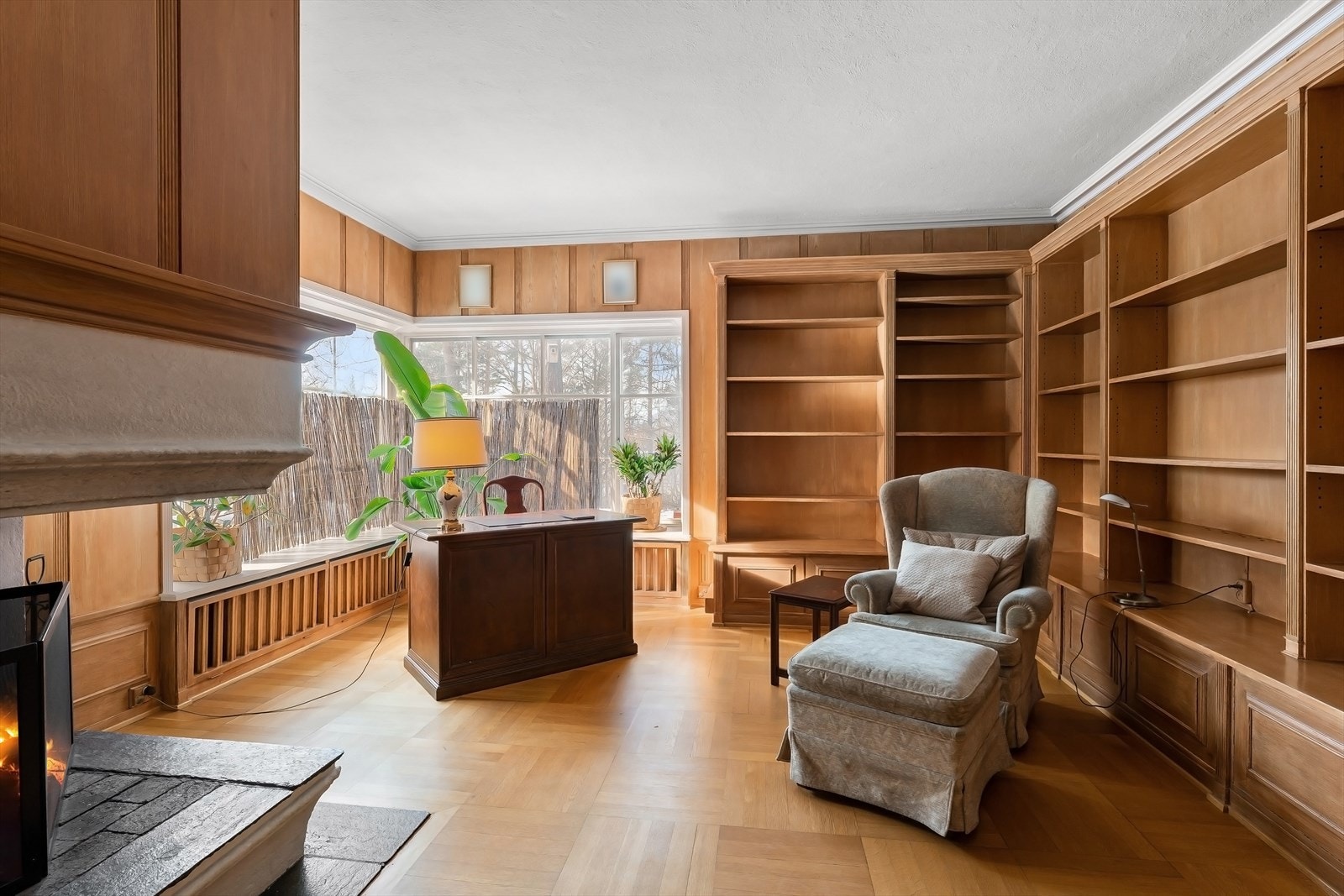 Bibliotek med ildsted. Det murt åpen peis i stue og biblioteket, Kakkelovn i soverom 2 etasje og bryggepanne i vaskerom i kjeller. Galleribilde