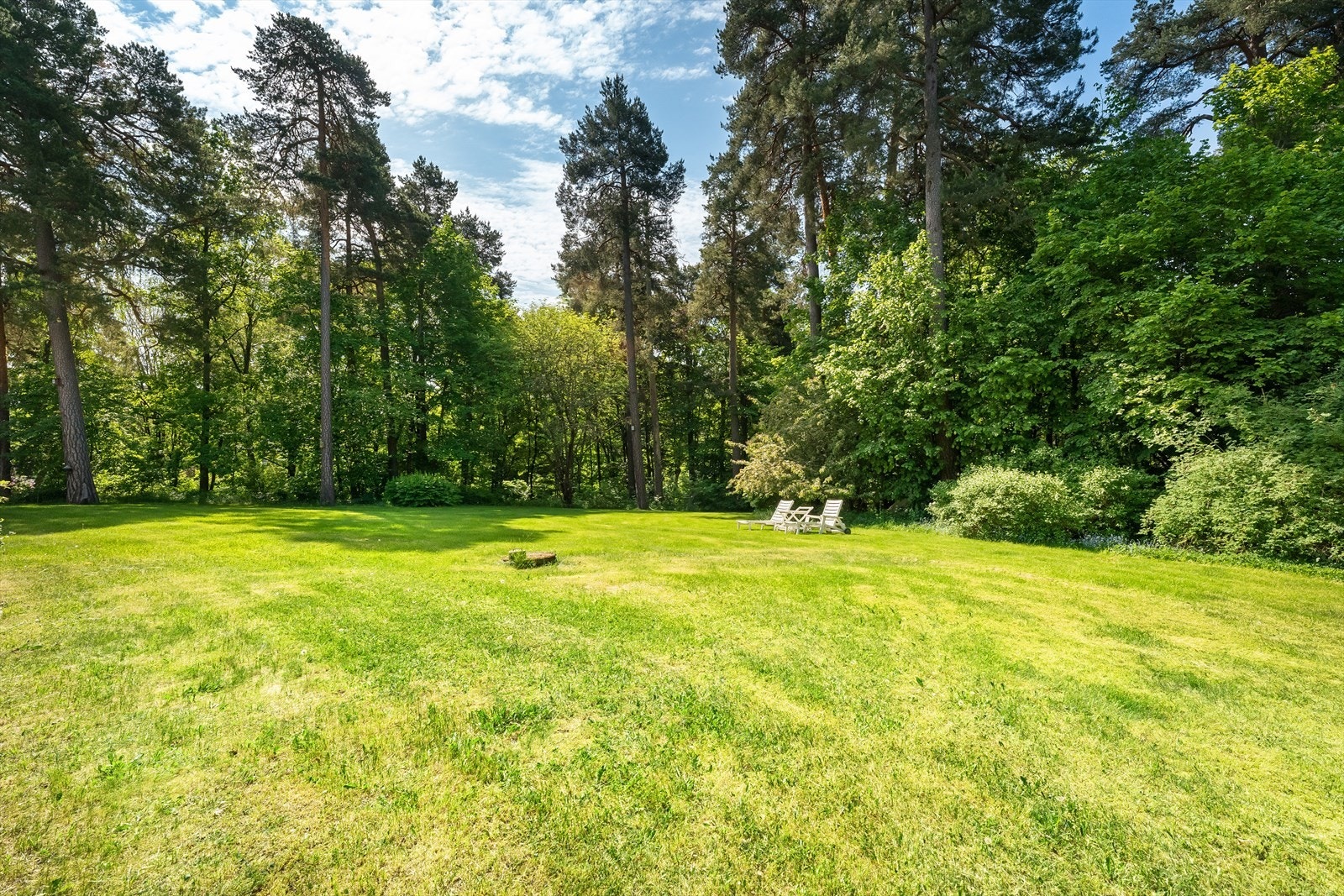 Eiendommen består av to bnr. Det er hovedhus og flere mindre bygg på tomten og stort underliggende garasjeanlegg. Galleribilde
