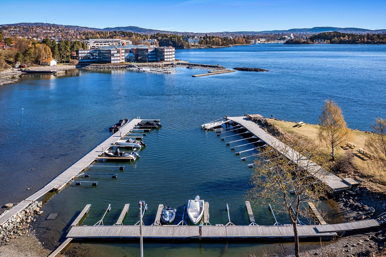 Velet disponerer også 41 båtplasser som kan leies etter ansiennitet av beboerne på Lagåsen. Venteliste pt. Galleribilde