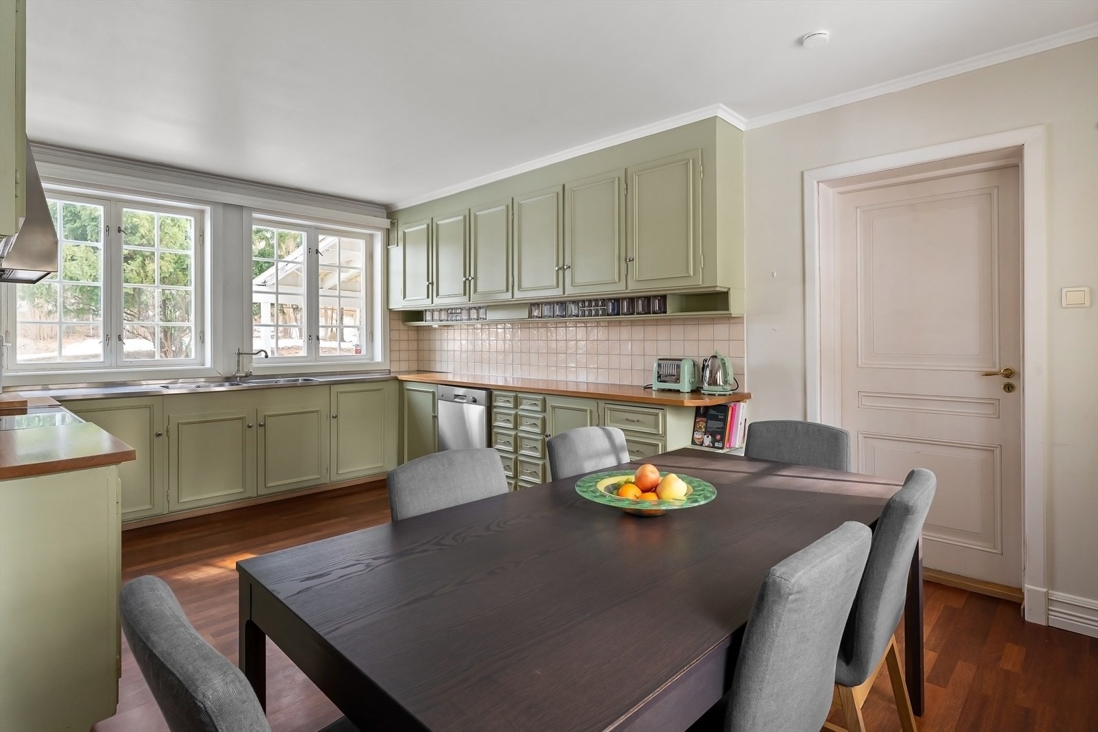 Kjøkken med spiseplass. Galleribilde