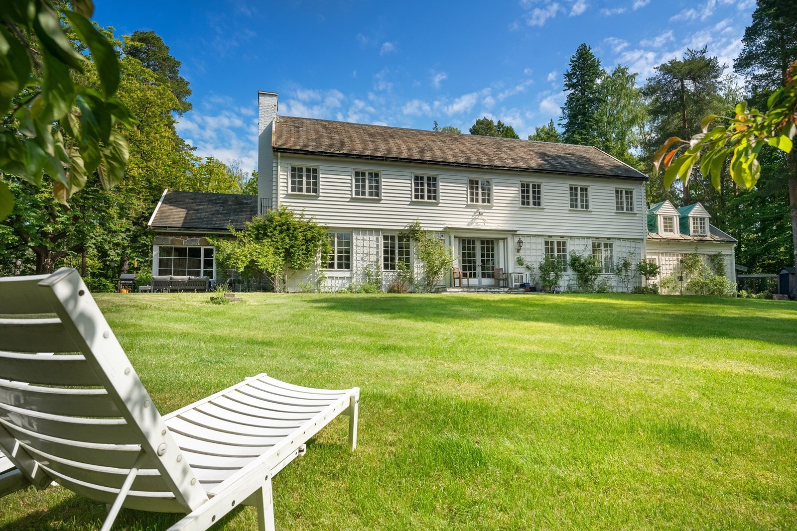 Eiendommen har underliggende garasjeanlegg oppført i betongkonstruksjoner på hele 380 kvm. Galleribilde