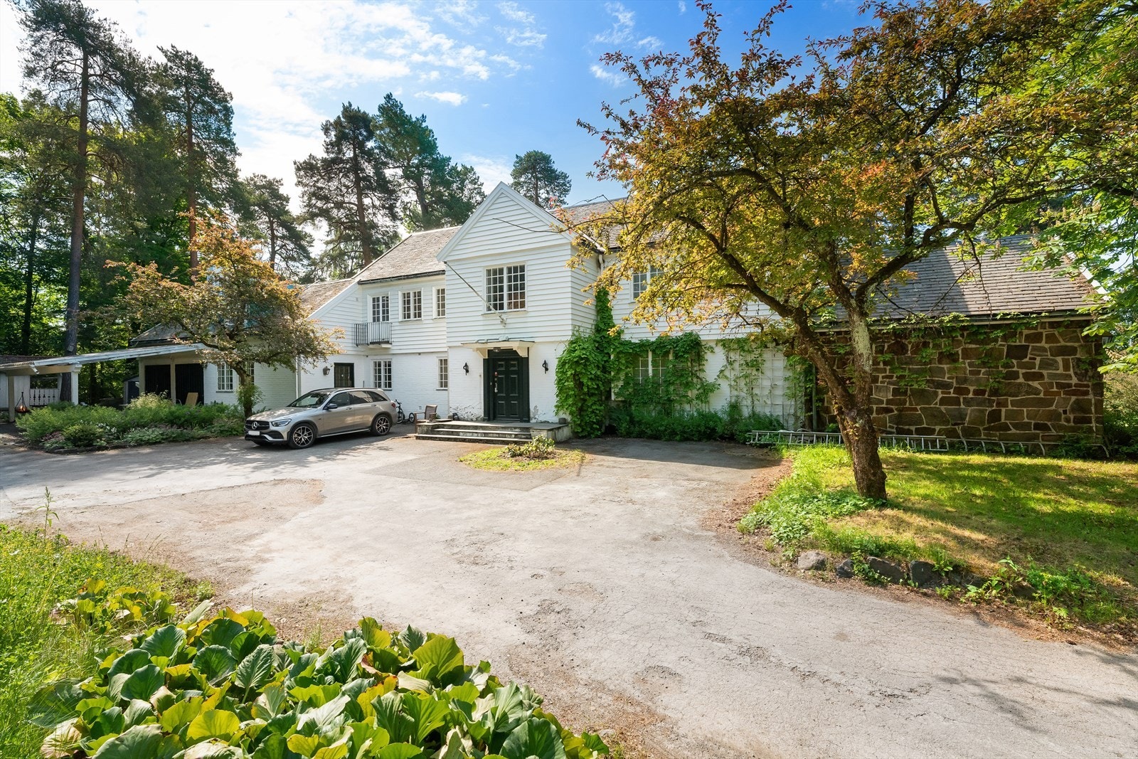 Eiendommen ligger i et vakkert og idyllisk boligområde på Lagåsen i Bærum. Området er sjønært og ligger midt mellom Bygdøy og Fornebu/Snarøya. Galleribilde