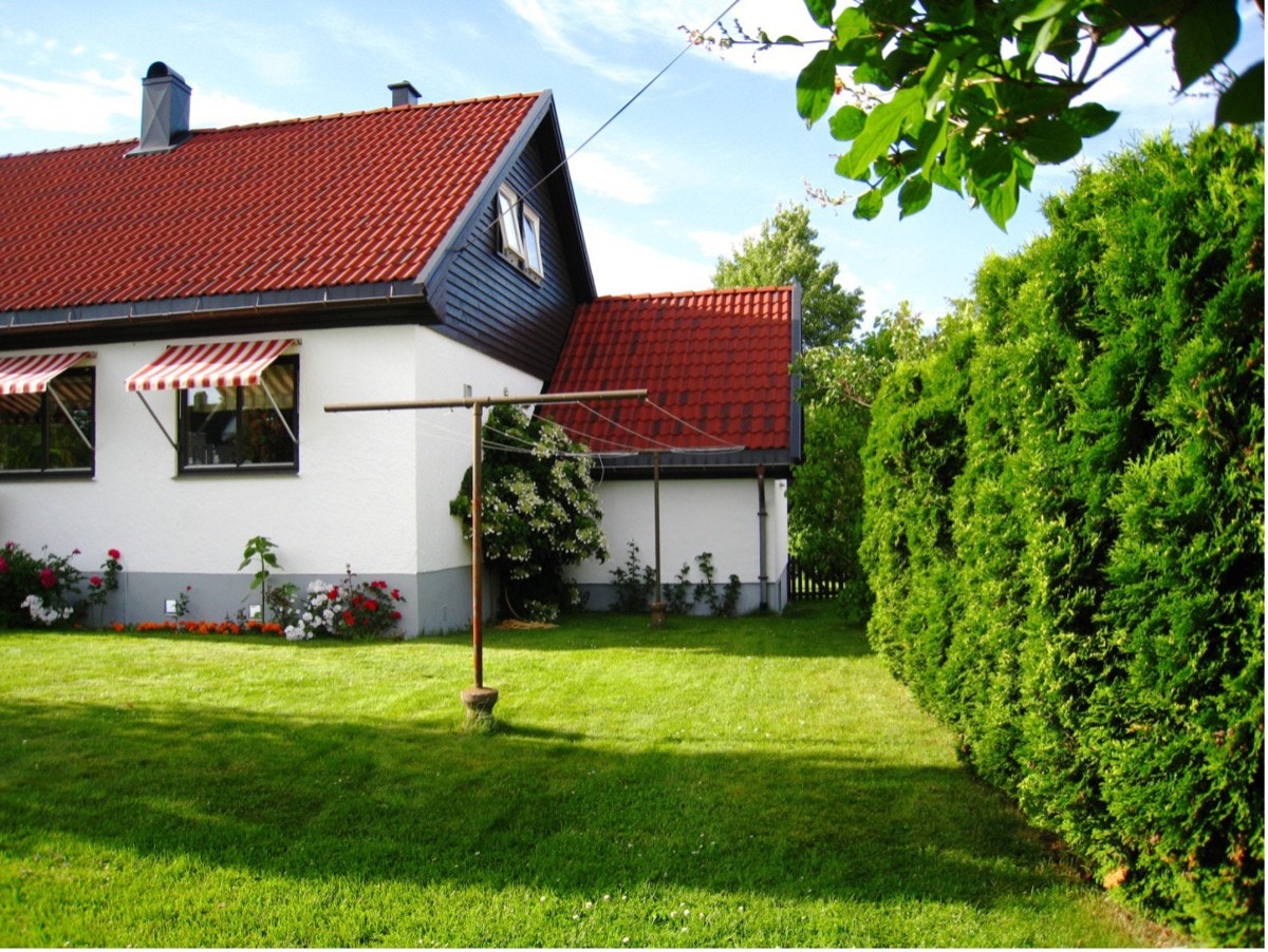Hage med tørkestativ Galleribilde