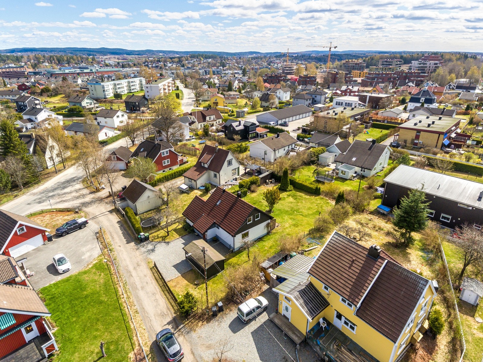 Her er kort vei til butikker, skoler, barnehager, og fine friluftsområder. Galleribilde