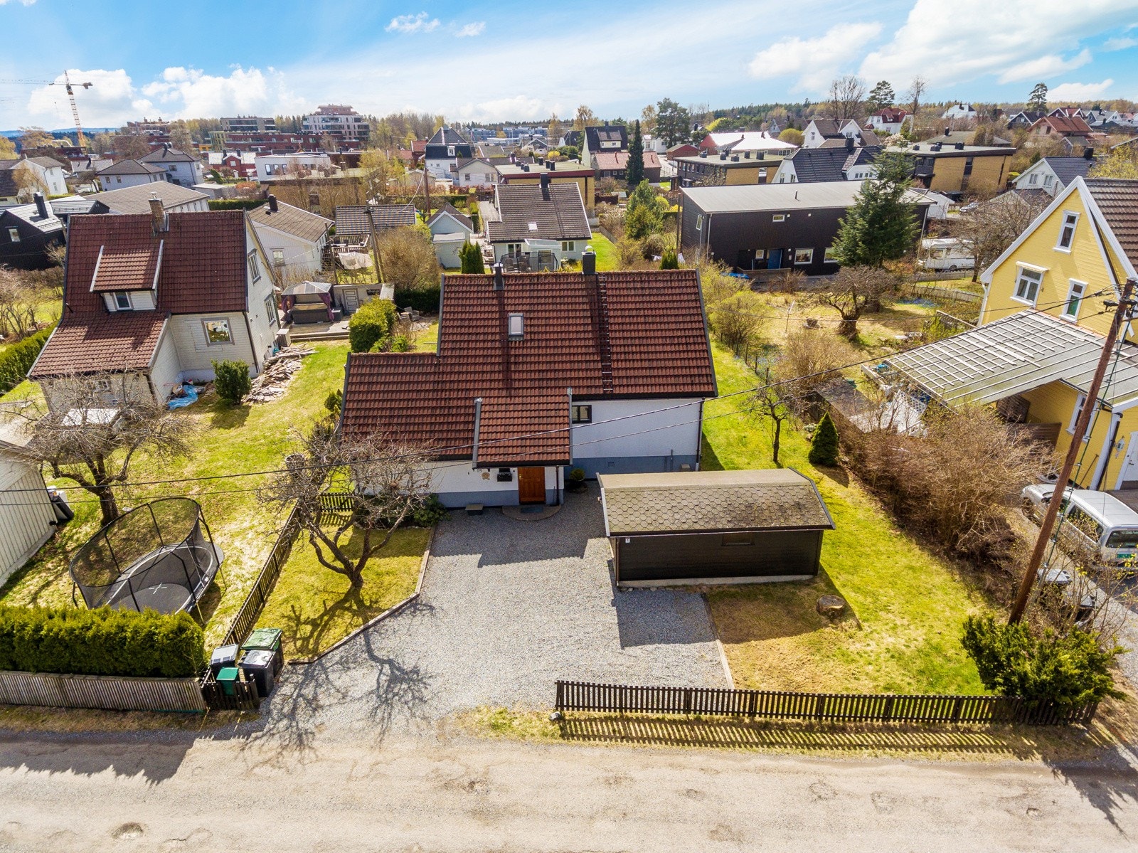 Boligen ligger i en privat vei med lite trafikk Galleribilde