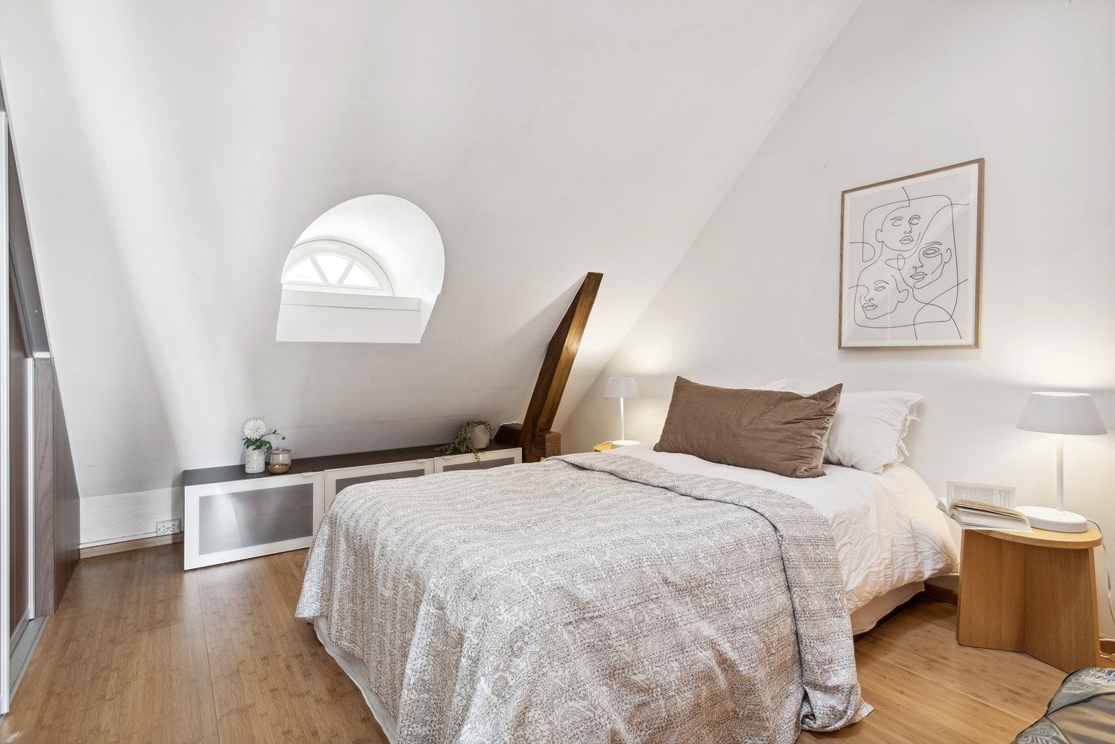 Byggemeldt kontor innredet som soverom (ikke godkjent). Galleribilde