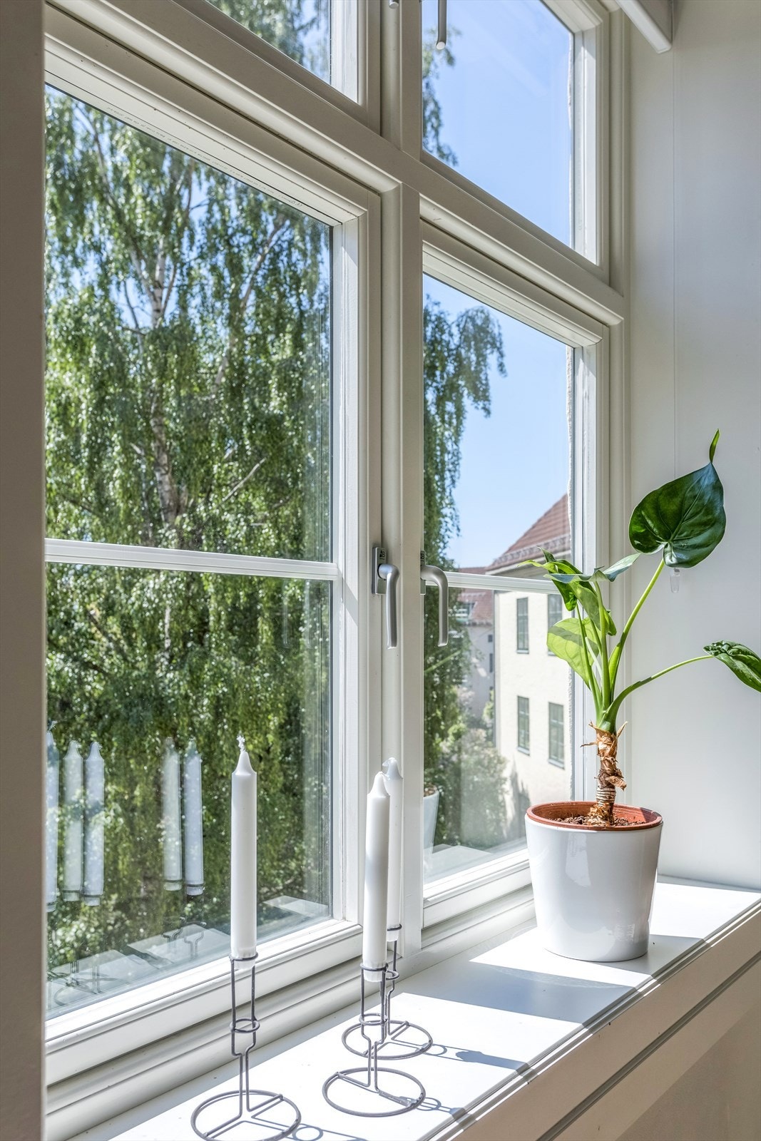 Fra kjøkkenet er det hyggelig utsyn mot grøntareal. Galleribilde