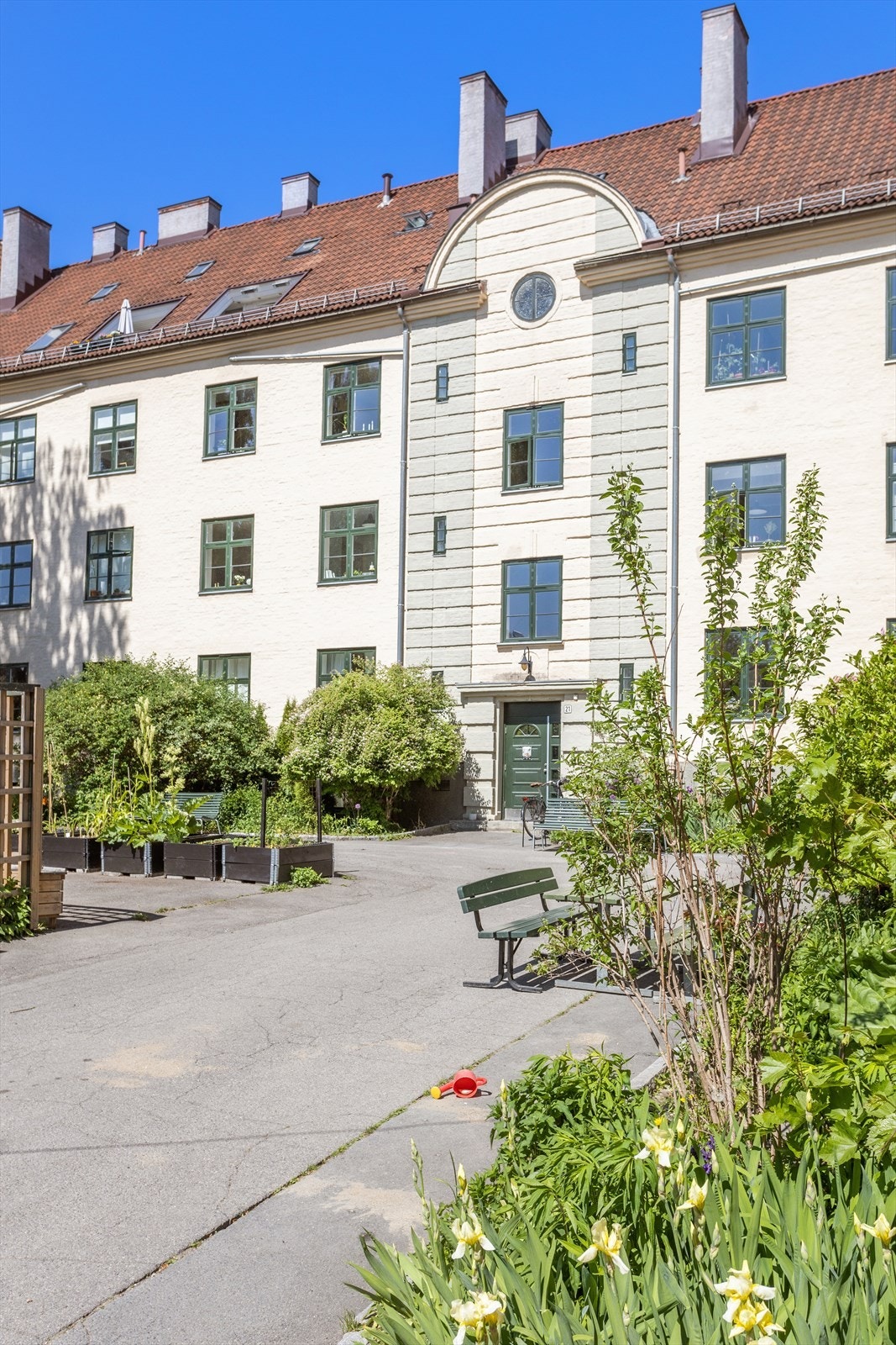 Leiligheten ligger i idylliske Italiagården på Torshov med alt du måtte trenge rett utenfor døren. Galleribilde
