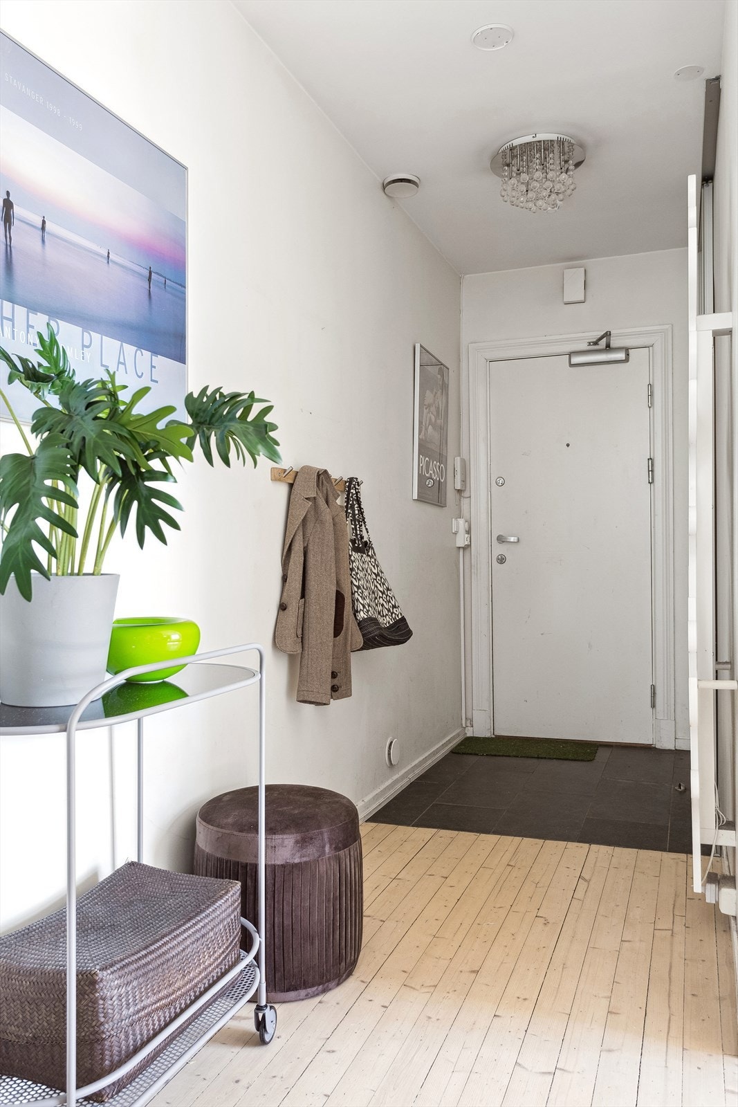 Det er god plass til å henge fra seg yttertøy og sette fra seg skoene i et praktisk skyvedørsgarderobe med speilfronter. Velkommen til visning! Galleribilde